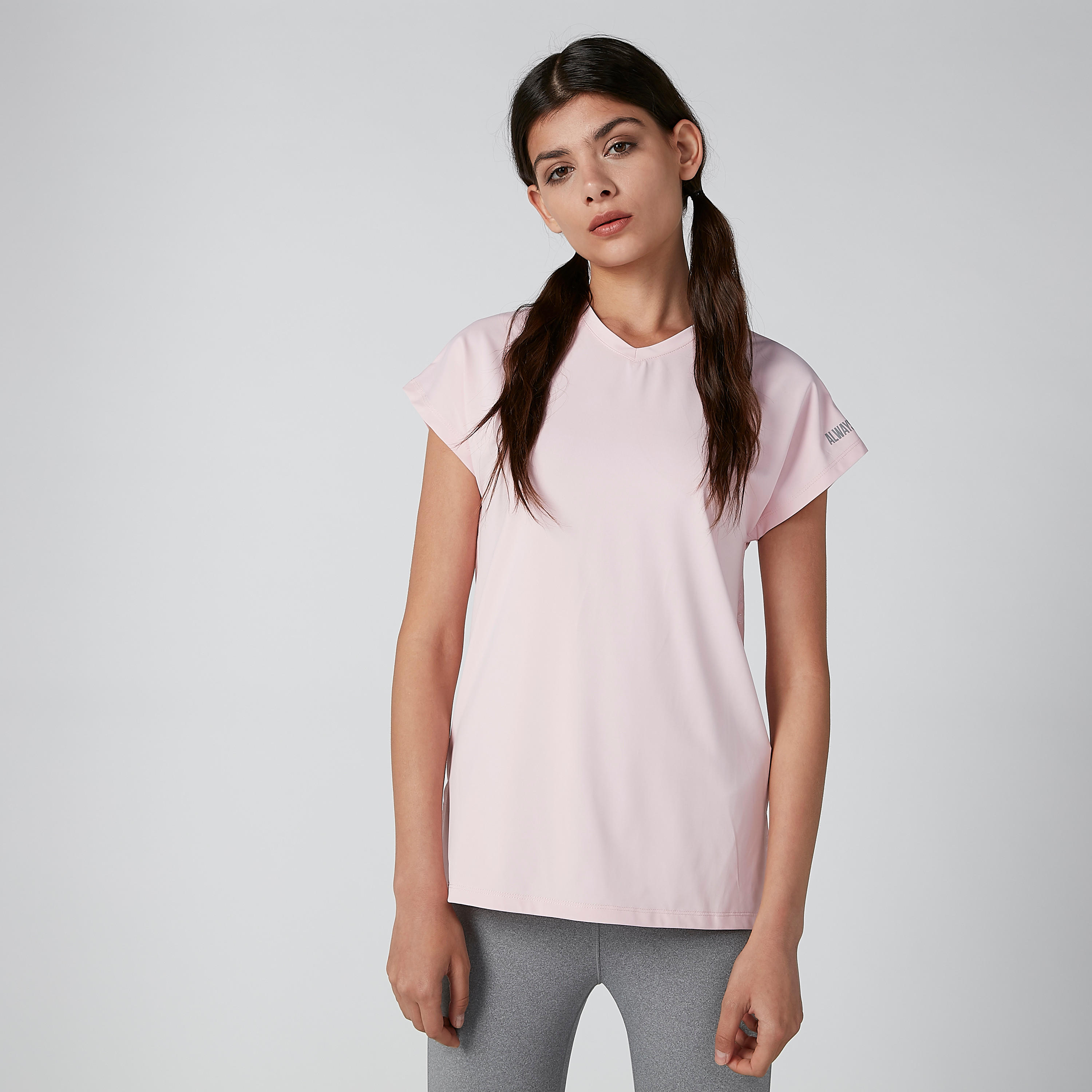 تيشيرت بياقة V وأكمام متصلة وطبعات-women-clothing-sportswearandactivewear-tshirtsandvests-image-1