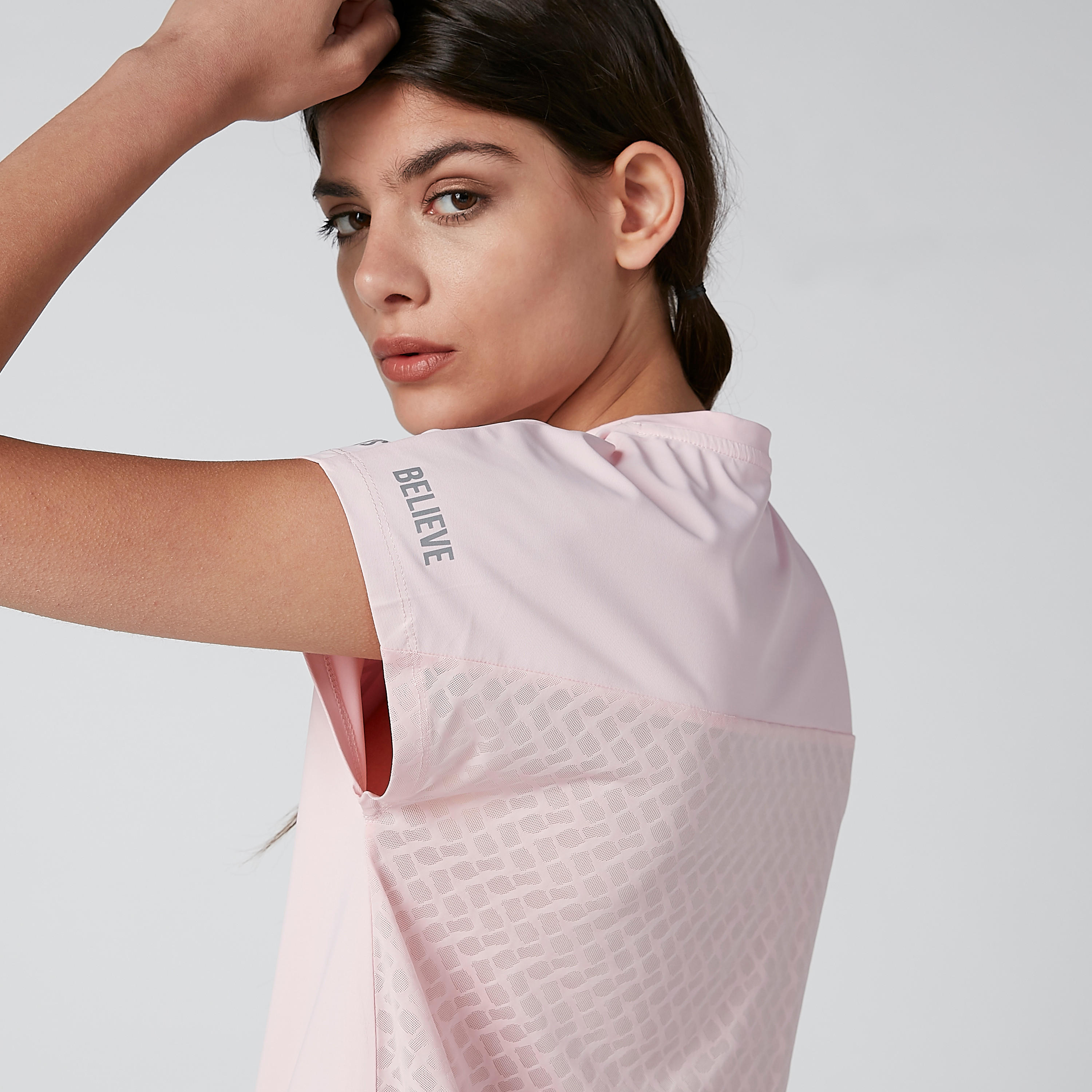 تيشيرت بياقة V وأكمام متصلة وطبعات-women-clothing-sportswearandactivewear-tshirtsandvests-image-5