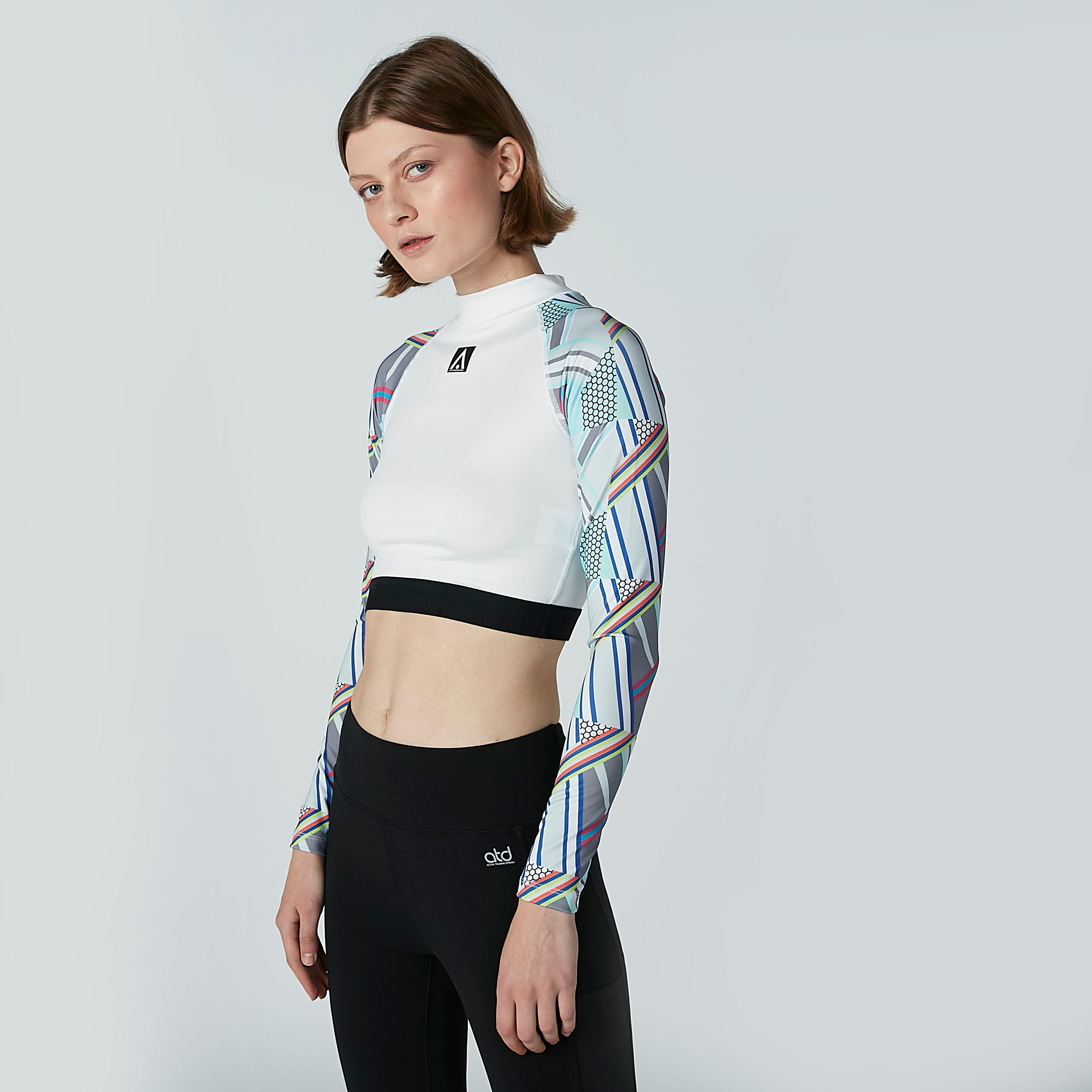 بلوزة بياقة عالية وأكمام مغايرة وطبعات-women-clothing-sportswearandactivewear-tshirtsandvests-image-1