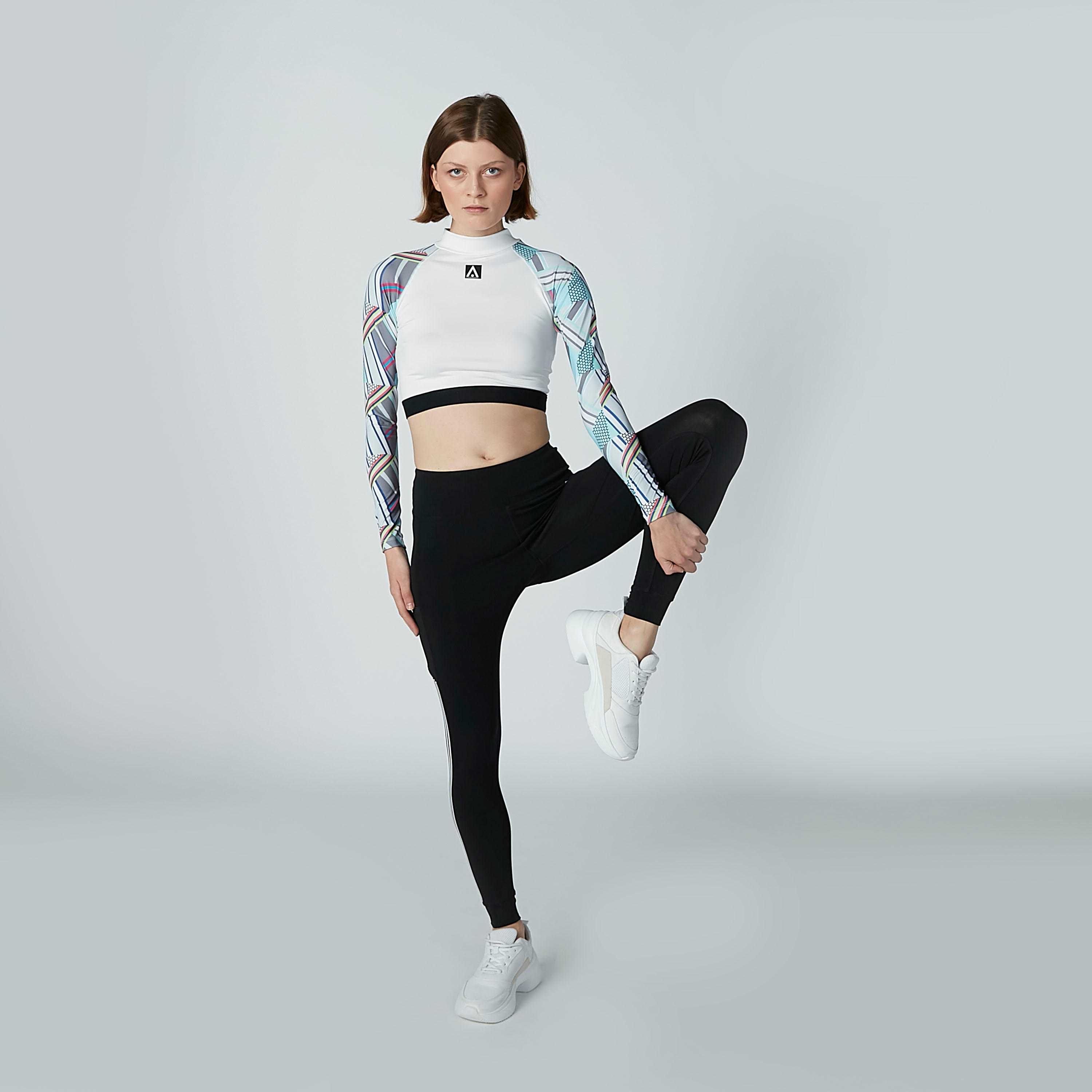بلوزة بياقة عالية وأكمام مغايرة وطبعات-women-clothing-sportswearandactivewear-tshirtsandvests-image-3