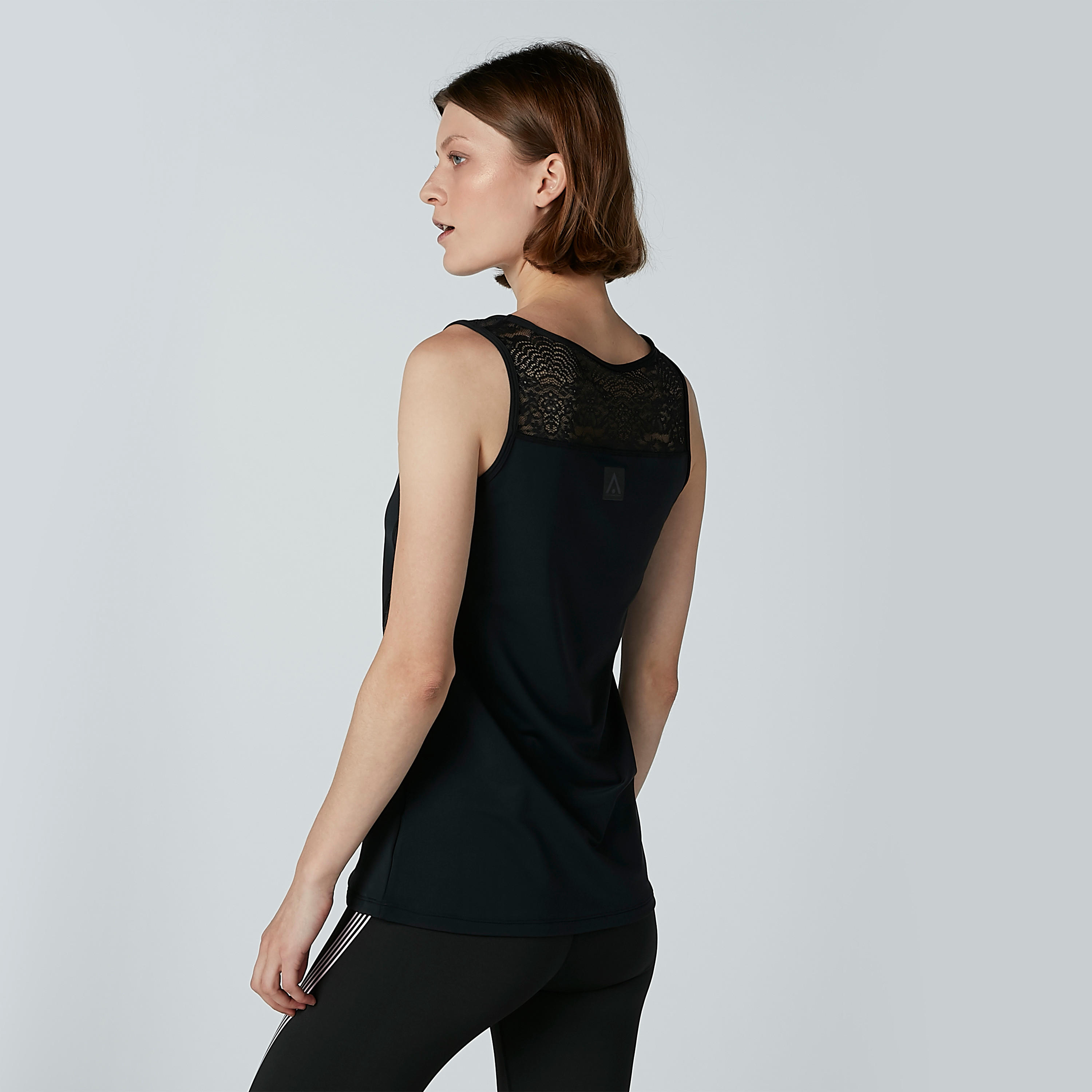 بلوزة دون أكمام بياقة مستديرة وتفاصيل دانتيل-women-clothing-sportswearandactivewear-tshirtsandvests-image-4