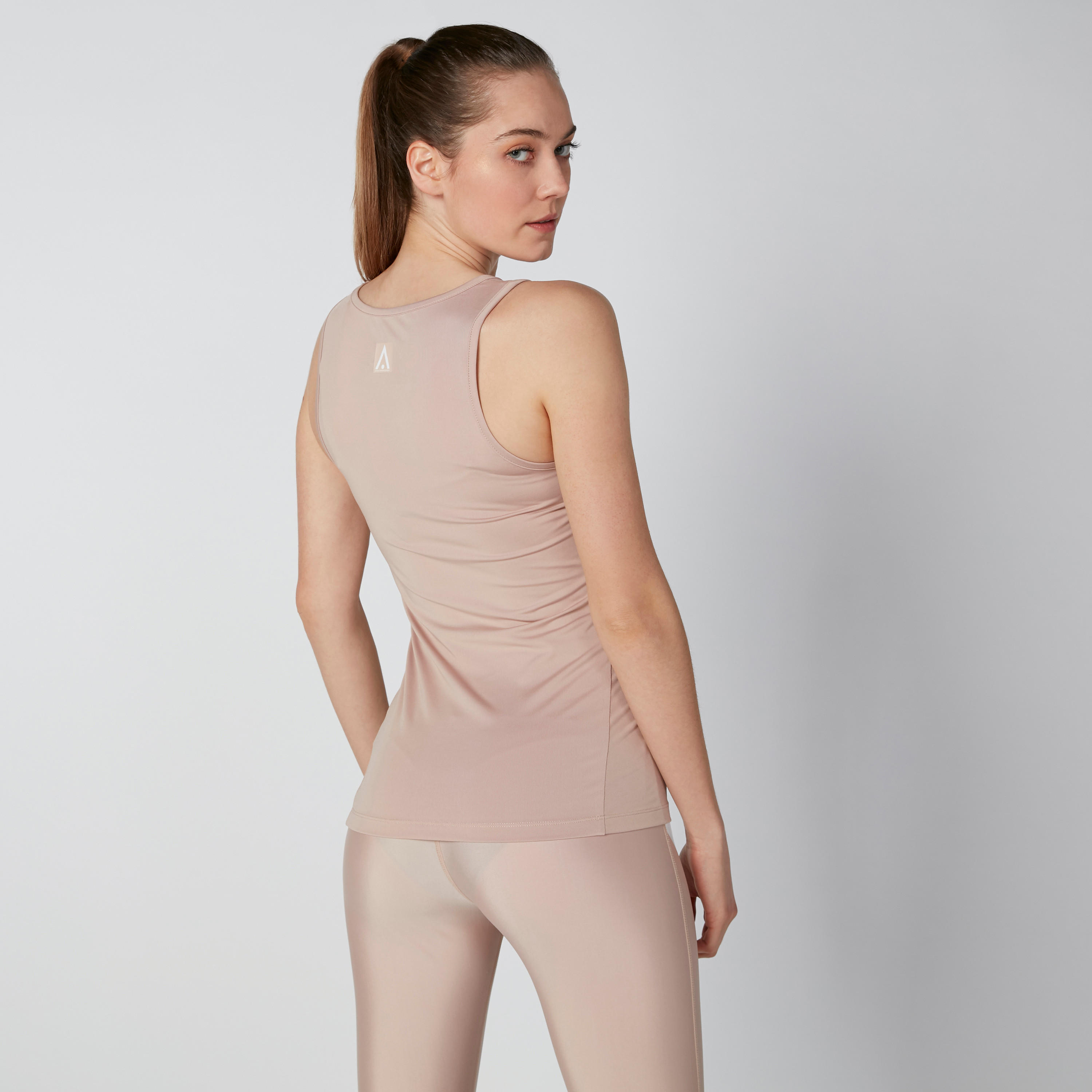 فيست بقصّة سليم وياقة عميقة وطبعات-women-clothing-sportswearandactivewear-tshirtsandvests-image-2
