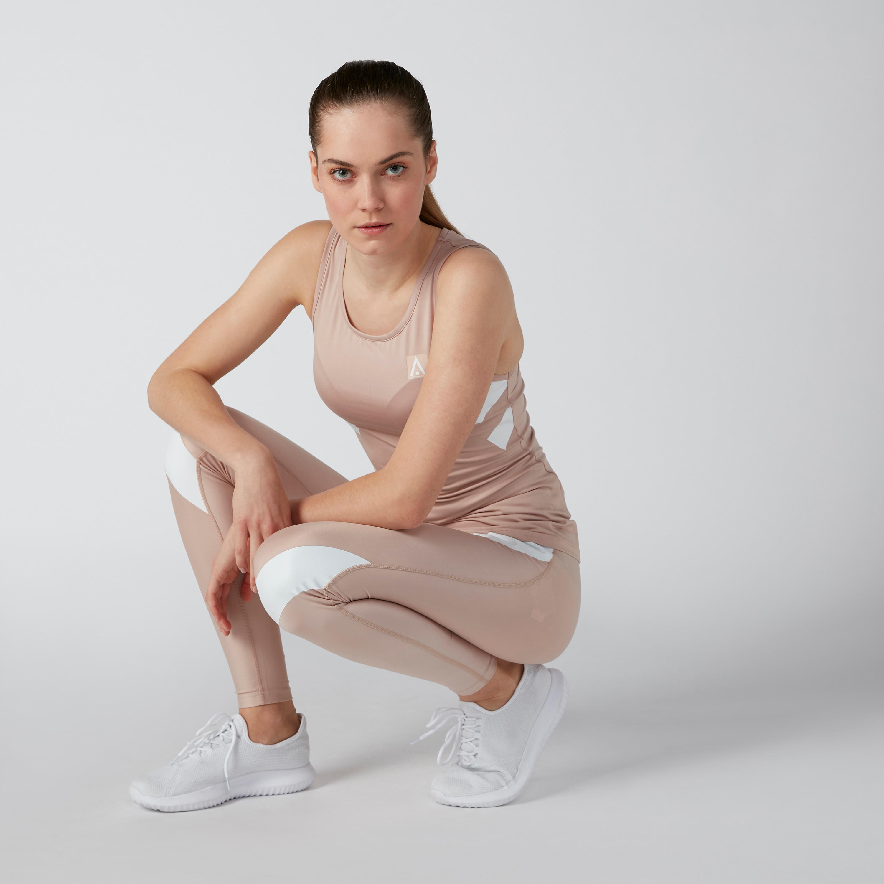 فيست بقصّة سليم وياقة عميقة وطبعات-women-clothing-sportswearandactivewear-tshirtsandvests-image-4
