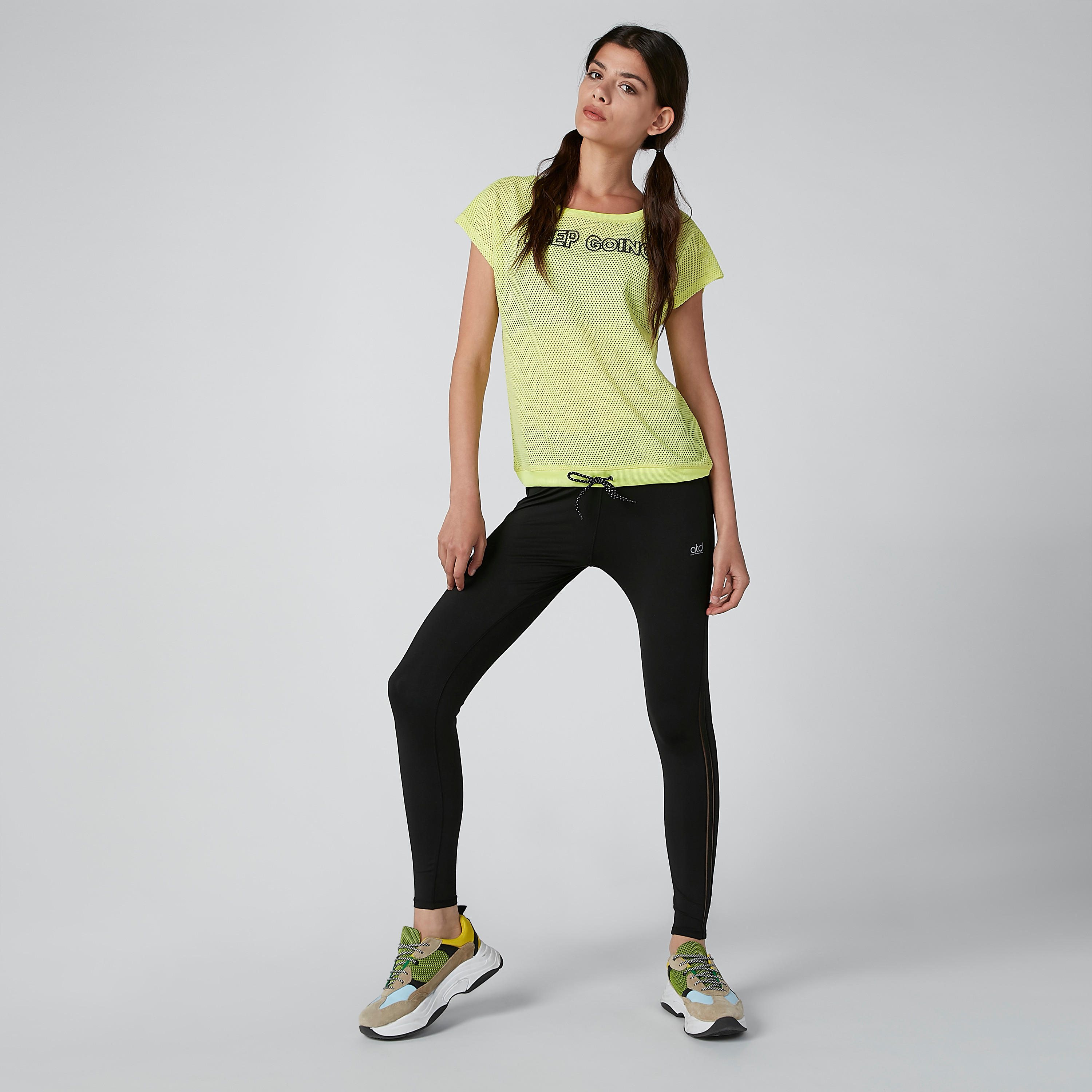 تيشيرت شبكي بأكمام متصلة وطبعات-women-clothing-sportswearandactivewear-tshirtsandvests-image-2