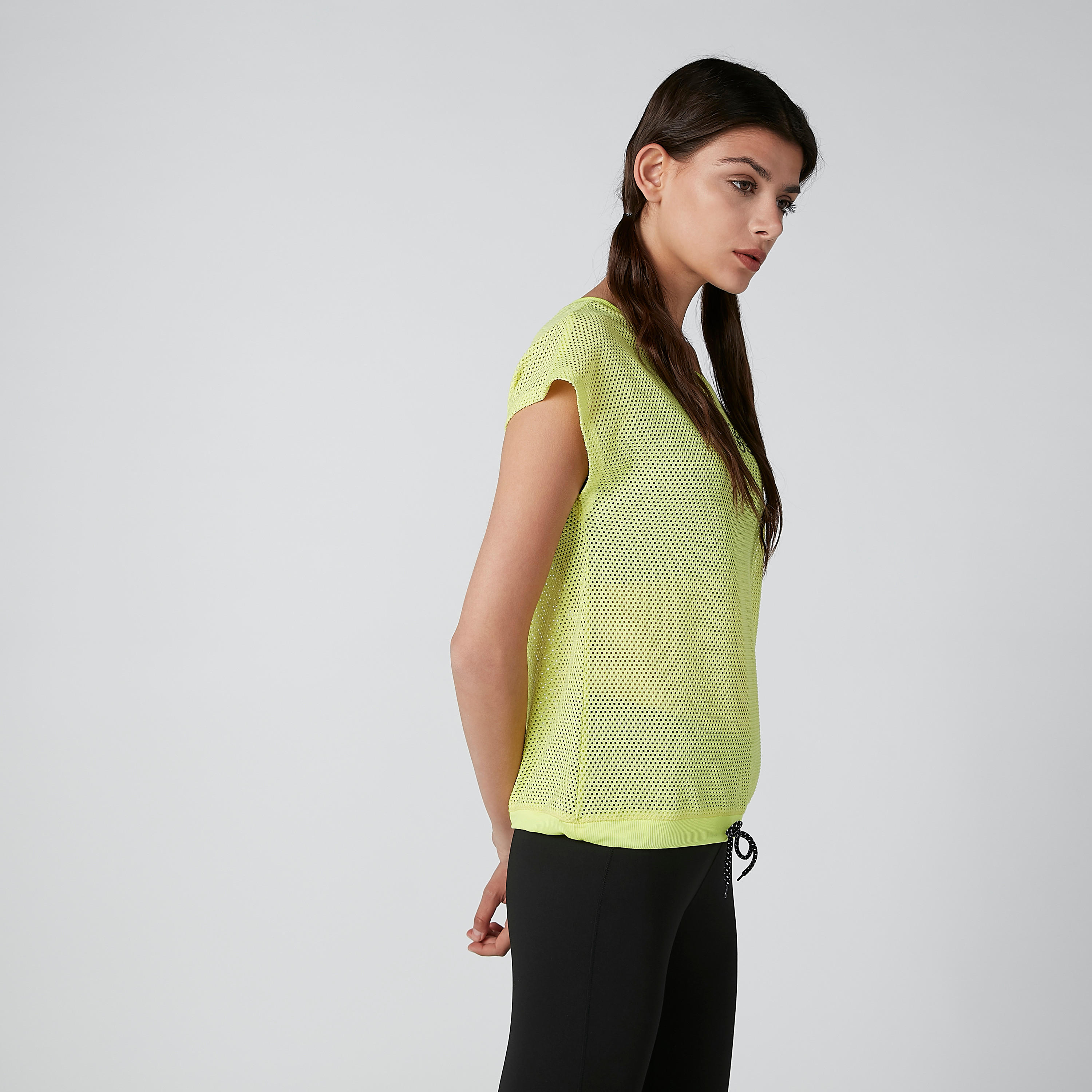 تيشيرت شبكي بأكمام متصلة وطبعات-women-clothing-sportswearandactivewear-tshirtsandvests-image-4