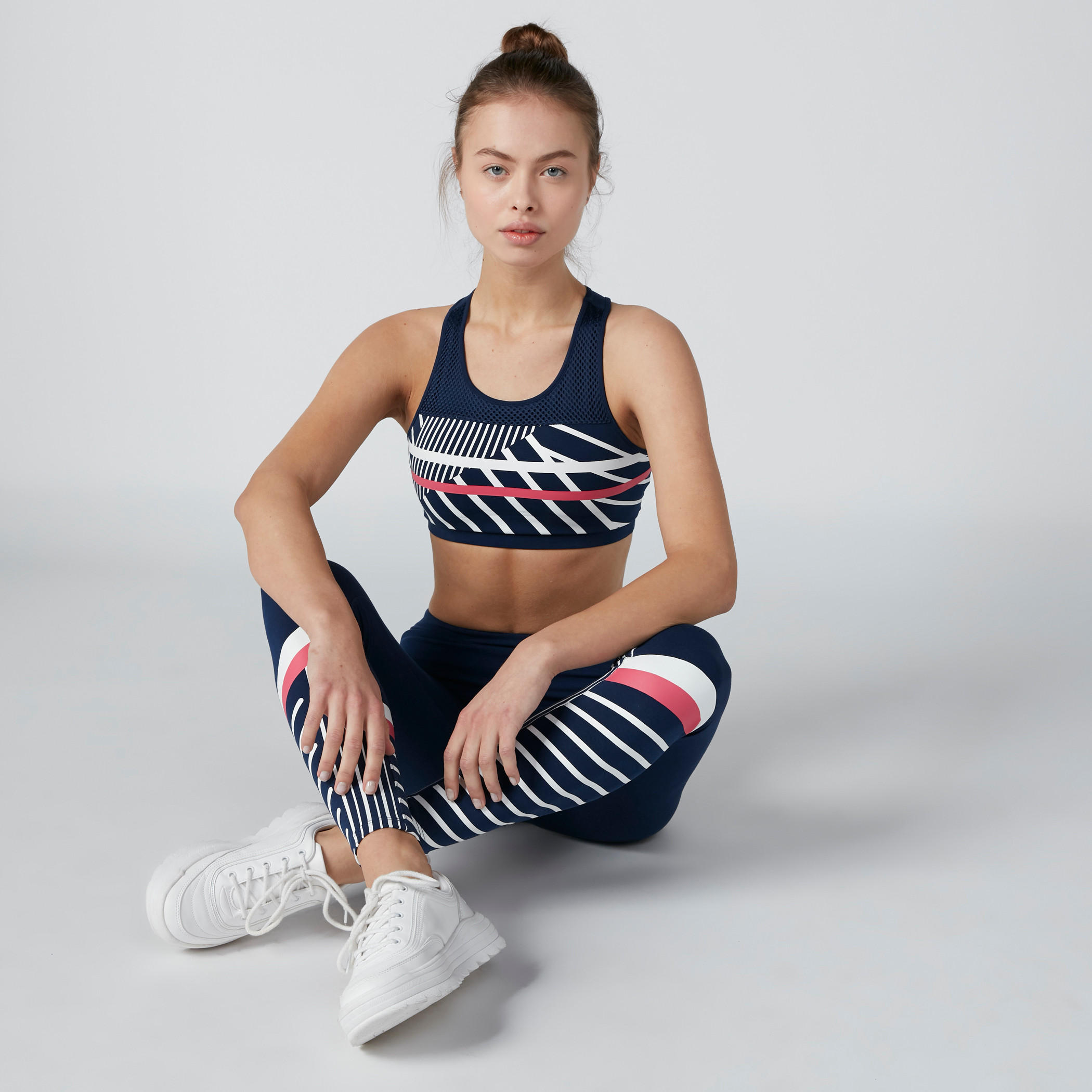 صدريّة رياضيّة بياقة عميقة وظهر ريسر وطبعات-sports-women-clothing-sportsbras-image-1
