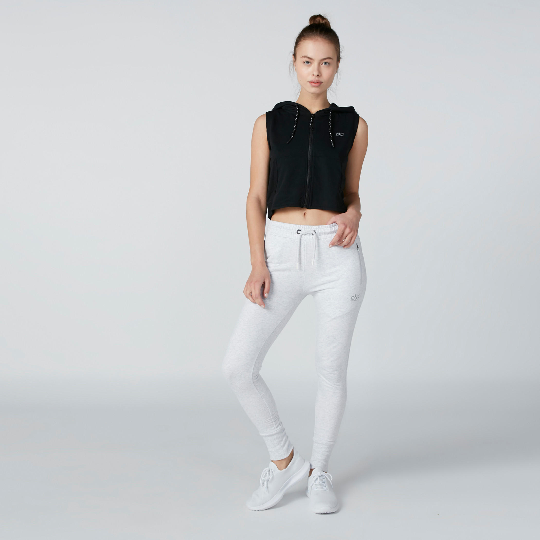 سويت شيرت دون أكمام بقبّعة وسحّاب إغلاق-women-clothing-sportswearandactivewear-hoodiesandsweatshirts-image-3