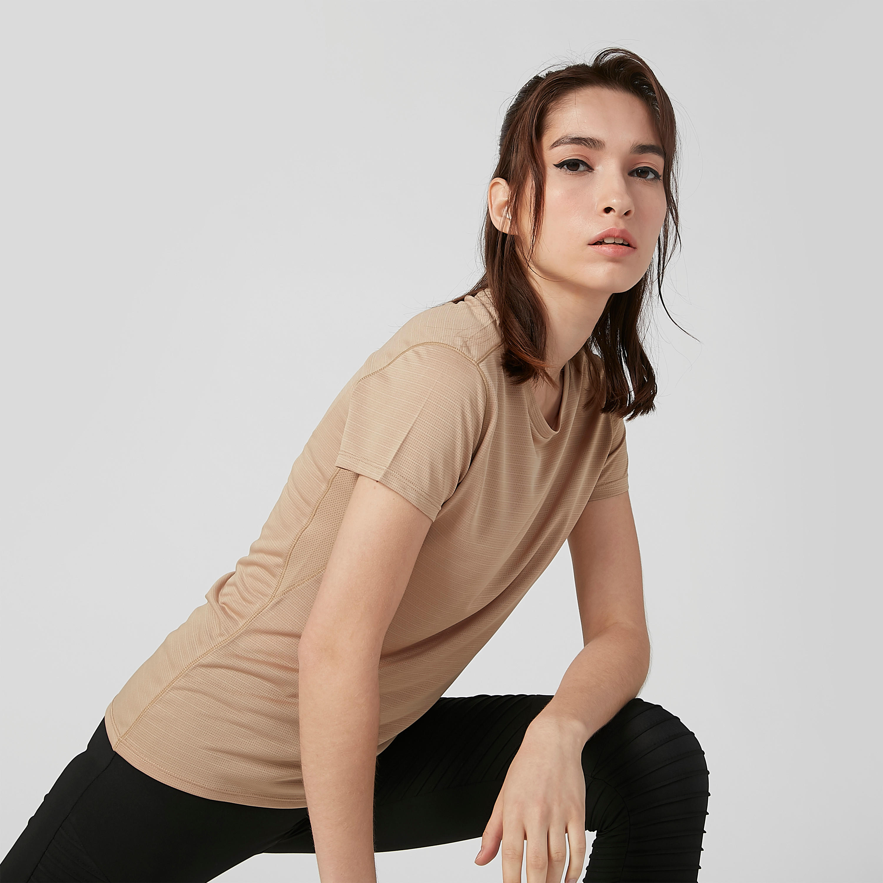 تيشيرت بارز الملمس بياقة مستديرة وأكمام قصيرة-women-clothing-sportswearandactivewear-tshirtsandvests-image-3