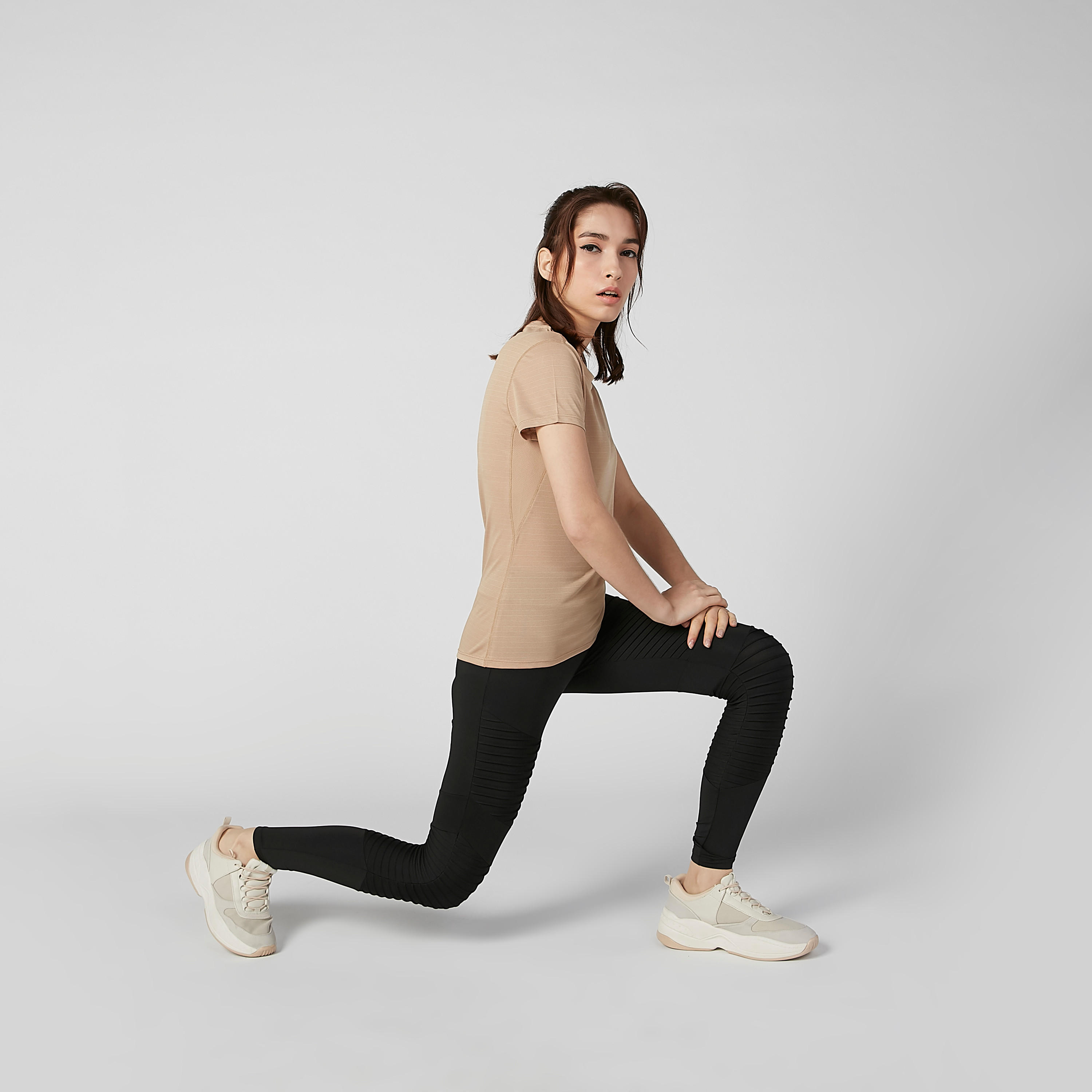 تيشيرت بارز الملمس بياقة مستديرة وأكمام قصيرة-women-clothing-sportswearandactivewear-tshirtsandvests-image-2