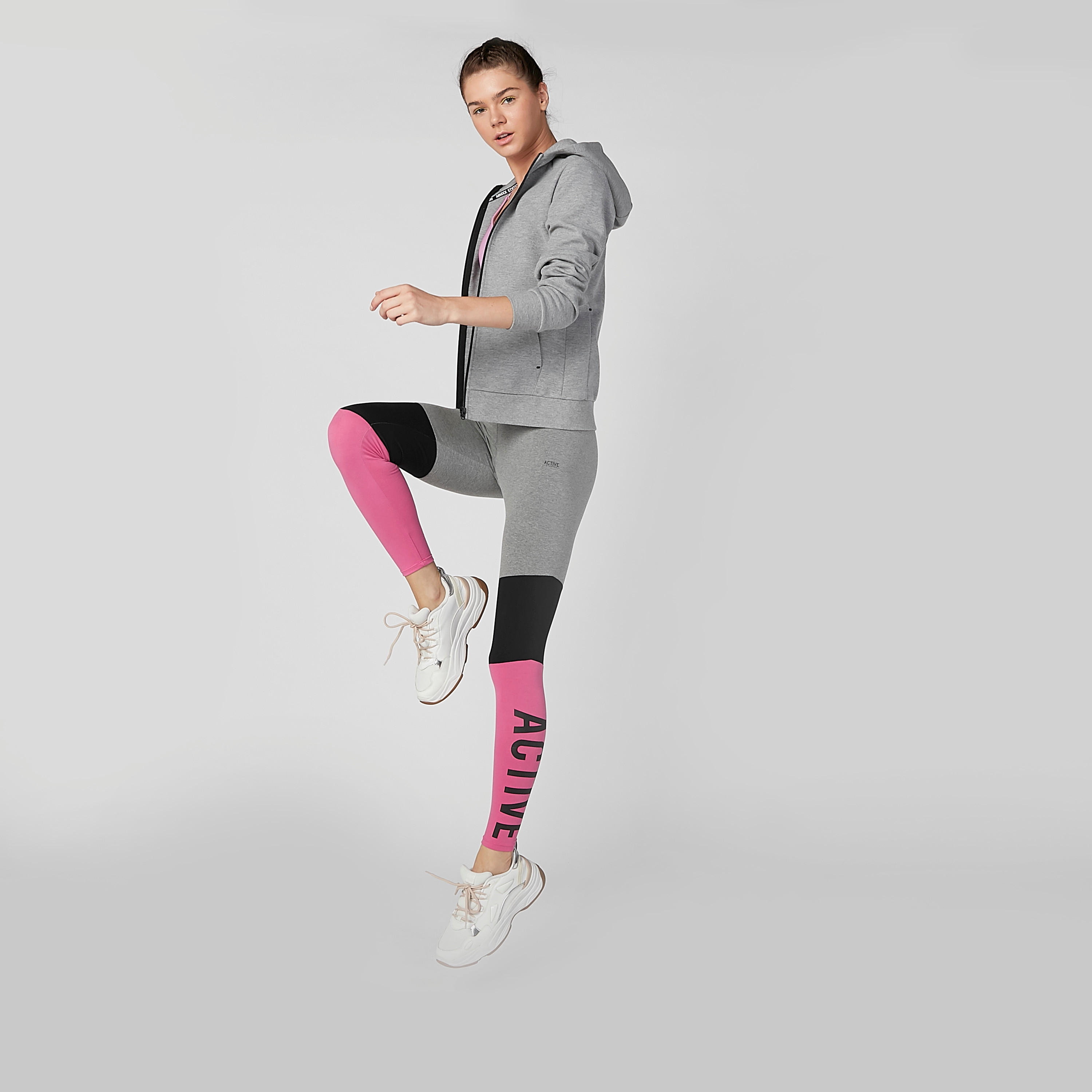 بنطال ليقنز طويل بخصر مطّاطي وطبعات-women-clothing-sportswearandactivewear-bottoms-image-2