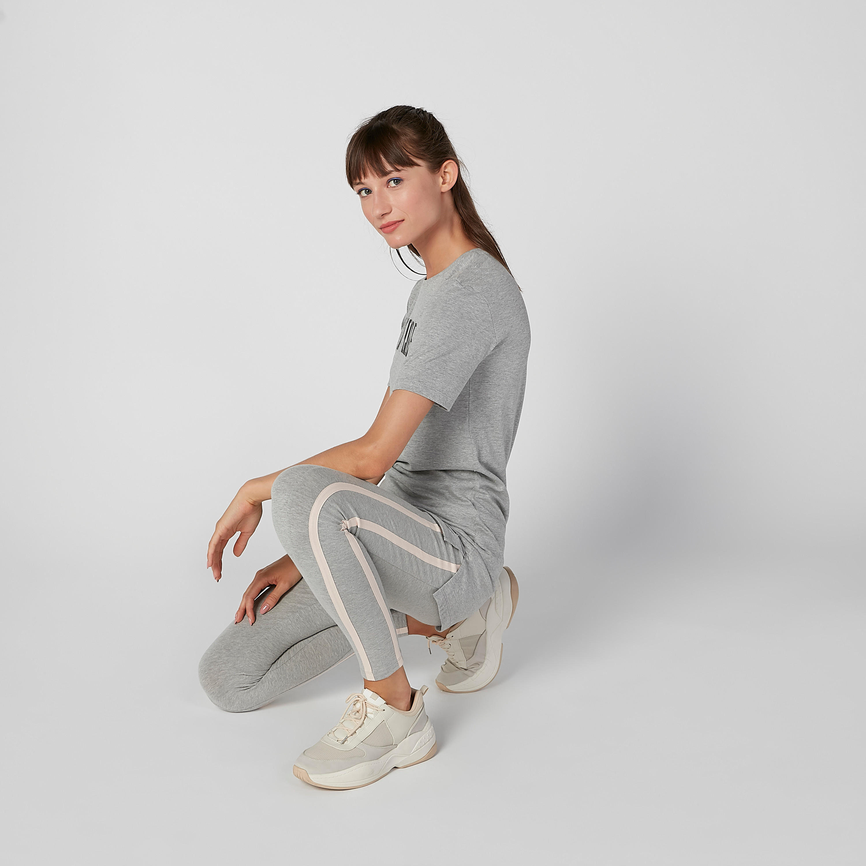 تيشيرت مستدام بأكمام قصيرة وحوّاف غير مستوية وطبعات-women-clothing-sportswearandactivewear-tshirtsandvests-image-1