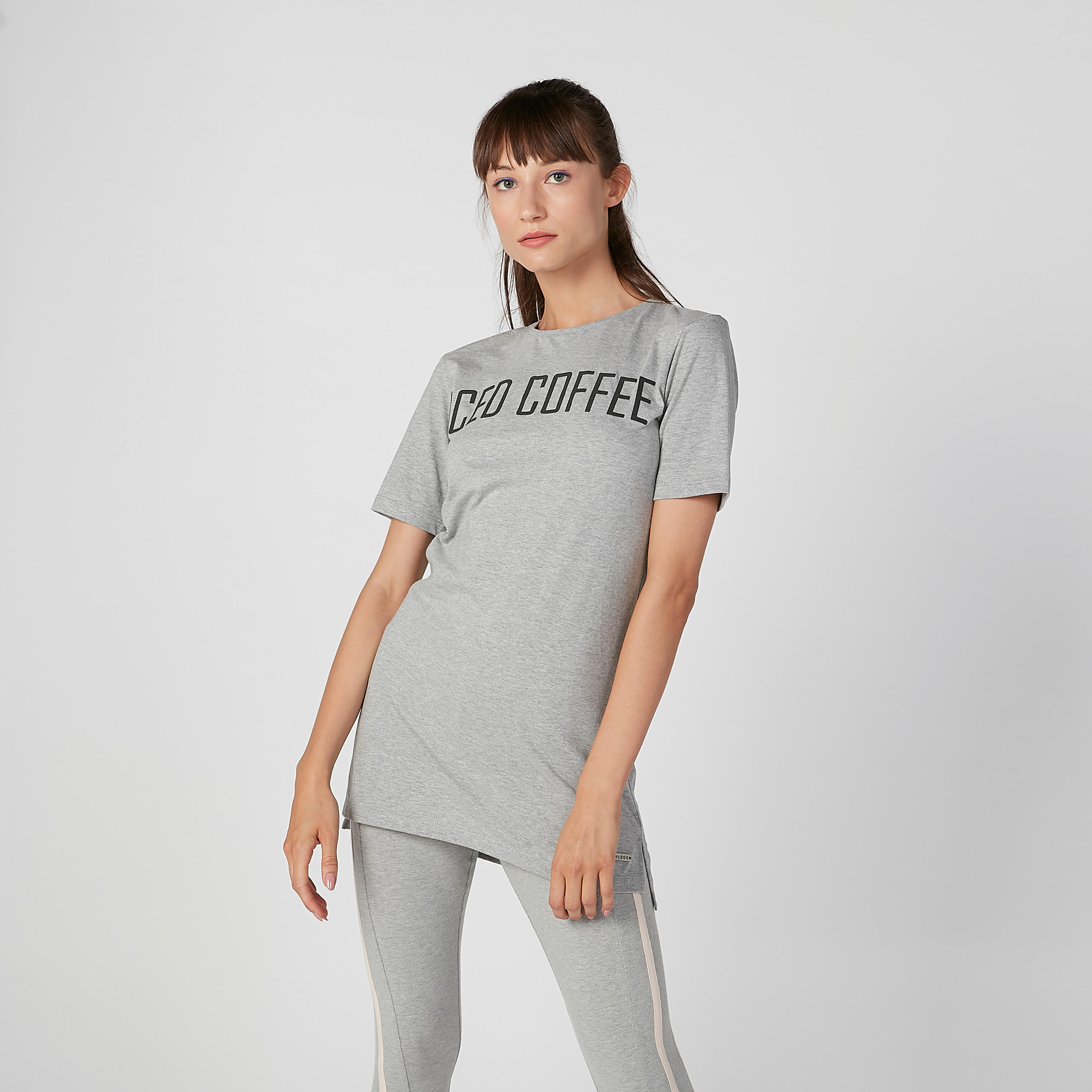 تيشيرت مستدام بأكمام قصيرة وحوّاف غير مستوية وطبعات-women-clothing-sportswearandactivewear-tshirtsandvests-image-2