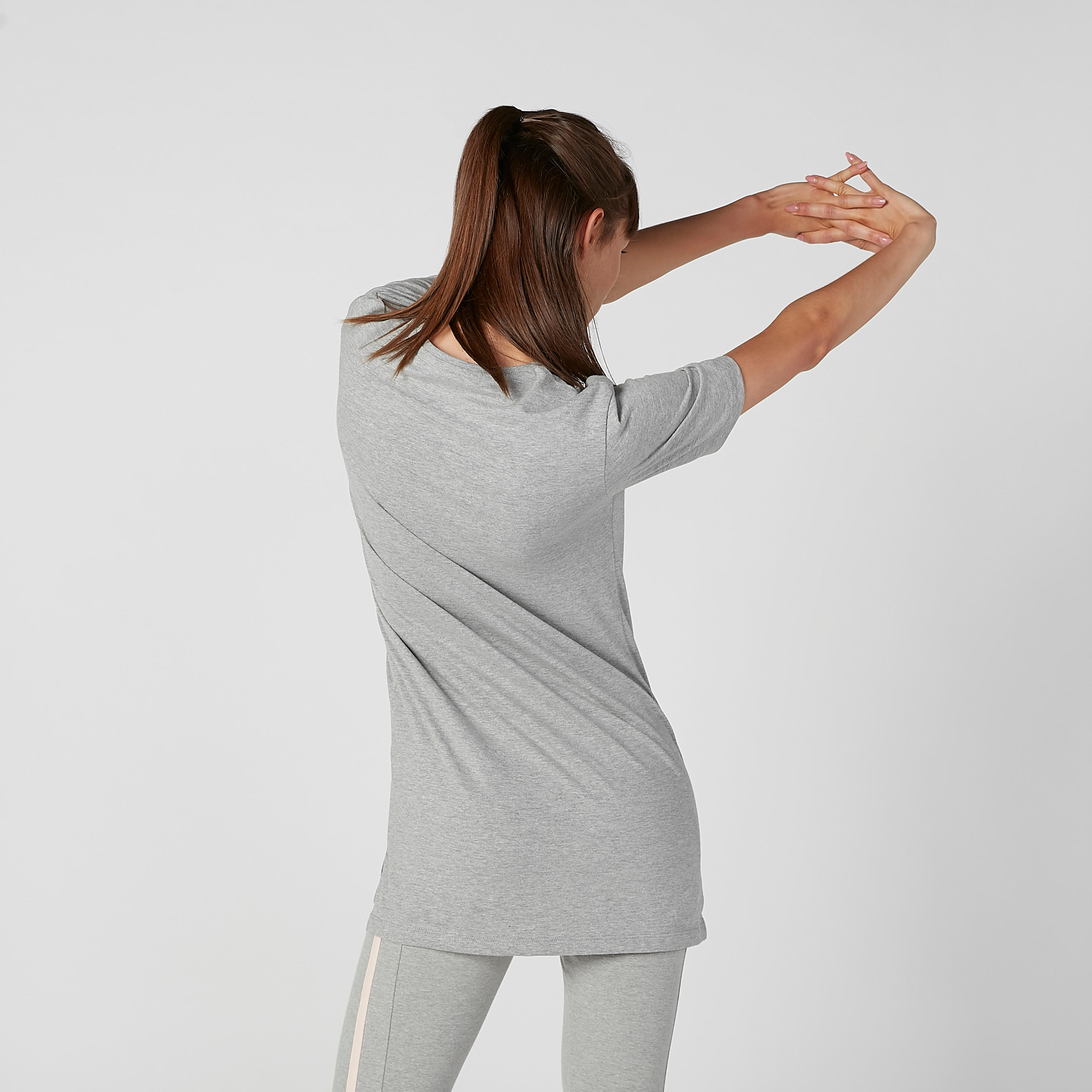 تيشيرت مستدام بأكمام قصيرة وحوّاف غير مستوية وطبعات-women-clothing-sportswearandactivewear-tshirtsandvests-image-3