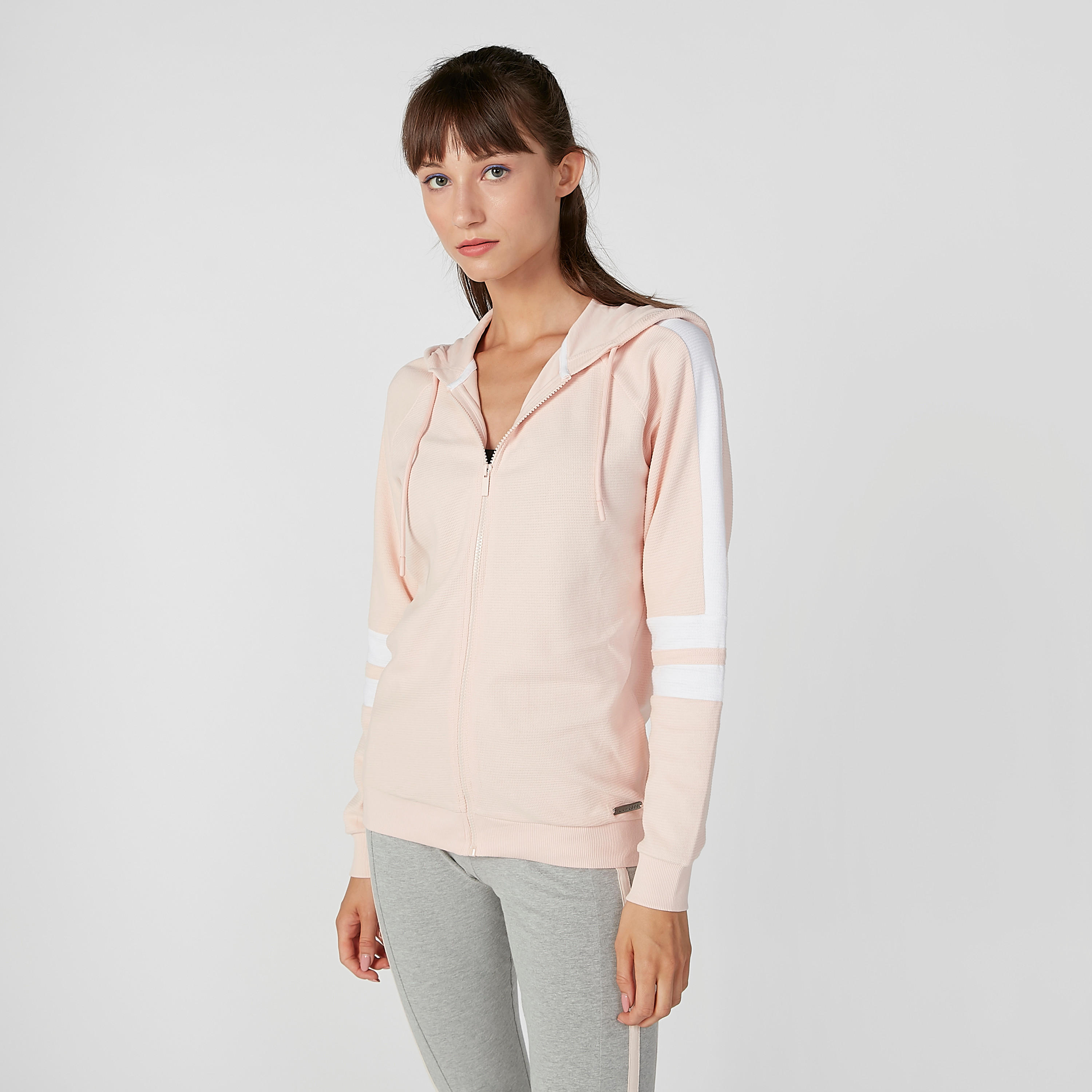 جاكيت مستدام سادة بقبّعة وأكمام طويلة -women-clothing-sportswearandactivewear-hoodiesandsweatshirts-image-1