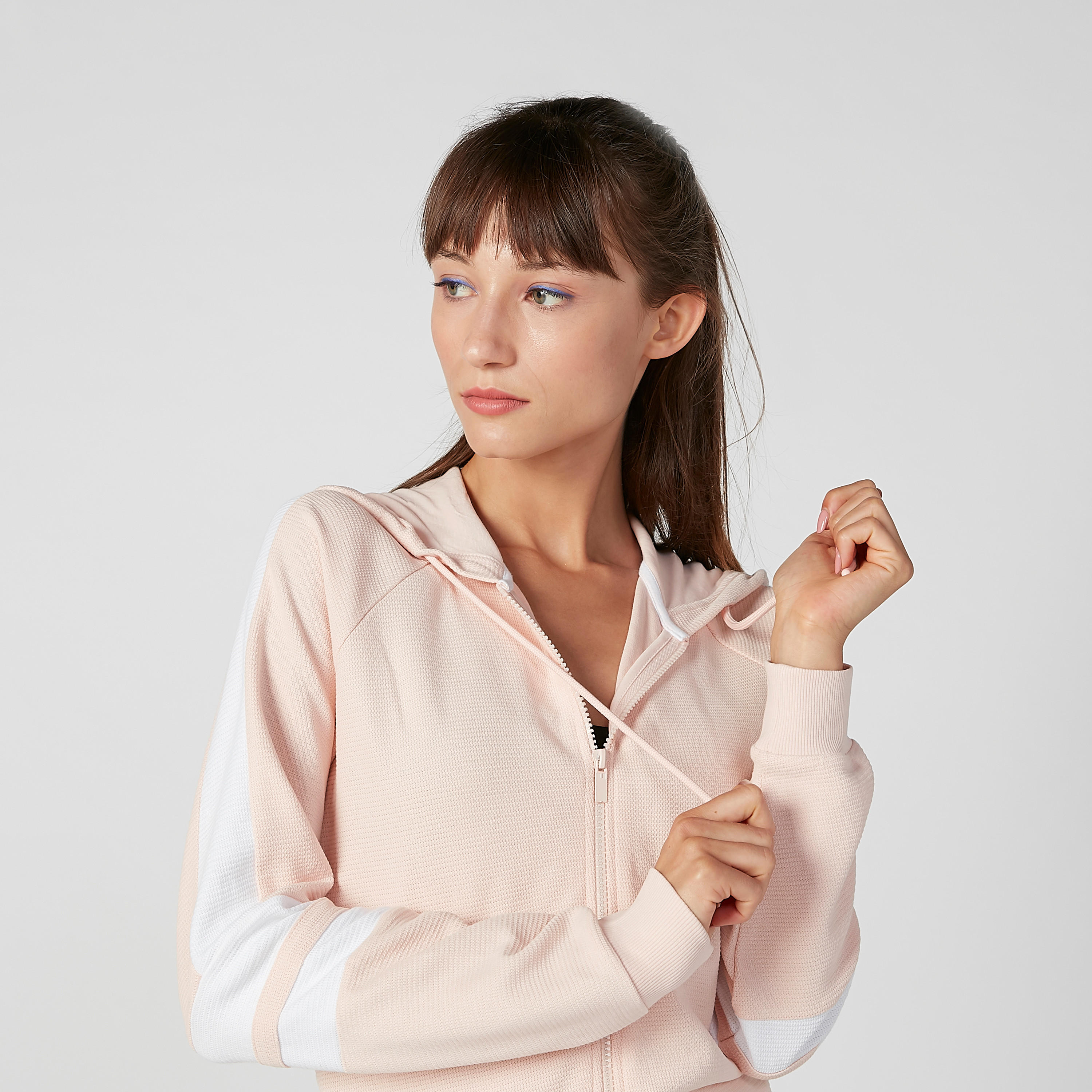 جاكيت مستدام سادة بقبّعة وأكمام طويلة -women-clothing-sportswearandactivewear-hoodiesandsweatshirts-image-3