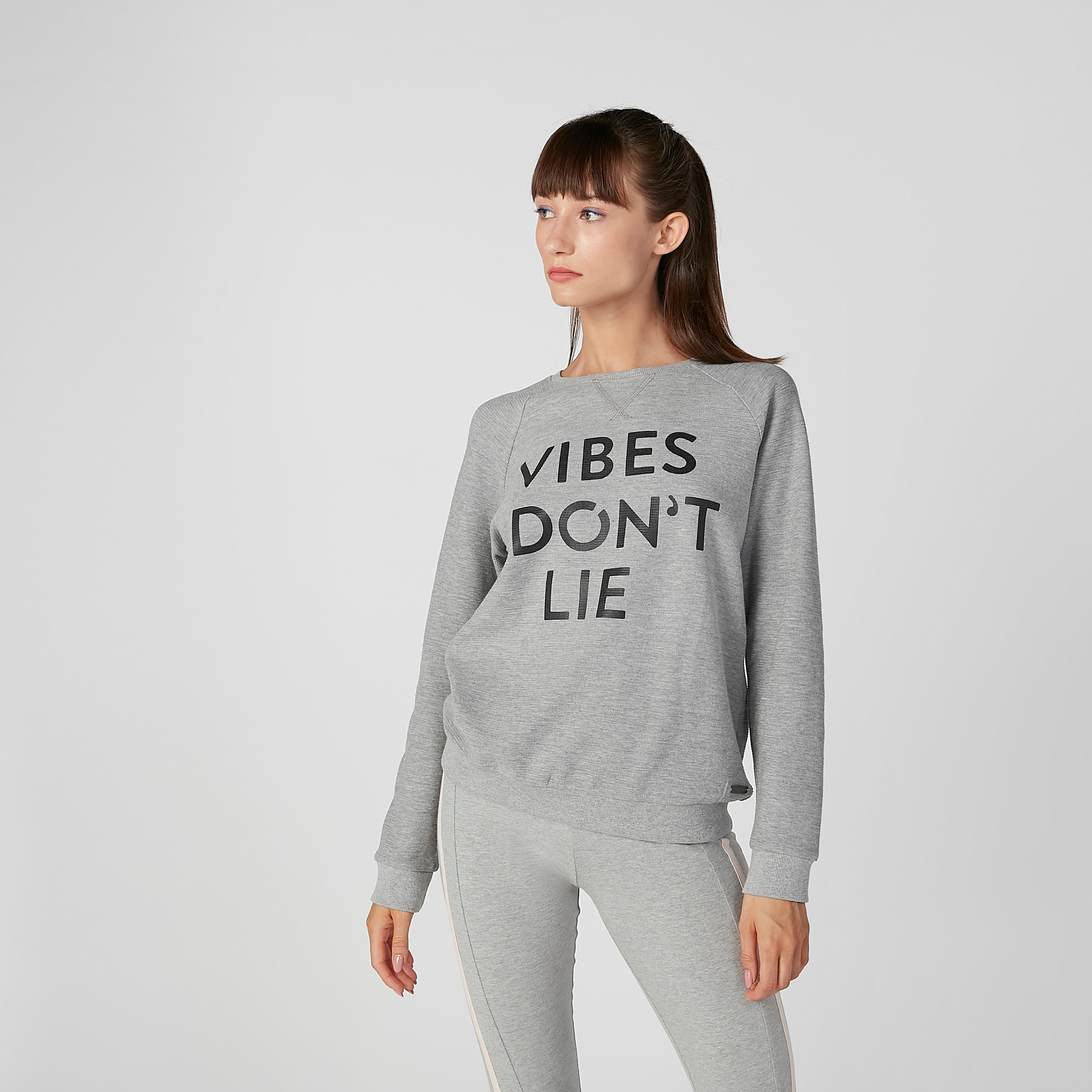 سويت شيرت مستدام بياقة مستديرة وأكمام مغايرة وطبعات -women-clothing-sportswearandactivewear-hoodiesandsweatshirts-image-3