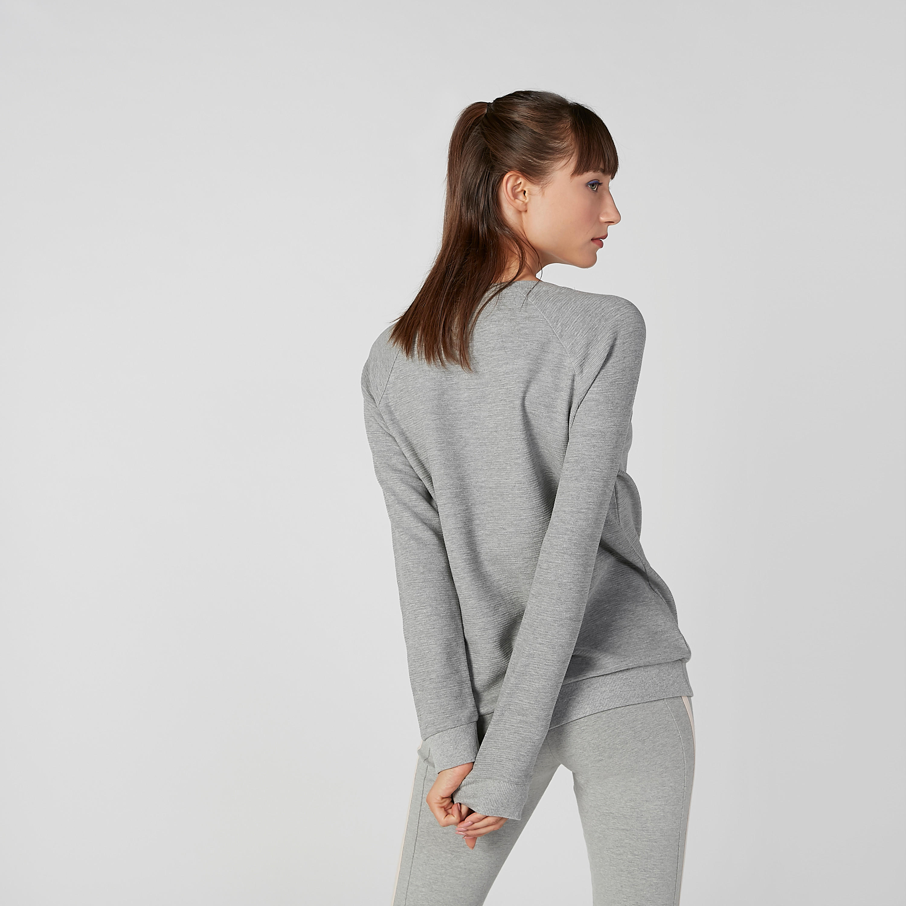 سويت شيرت مستدام بياقة مستديرة وأكمام مغايرة وطبعات -women-clothing-sportswearandactivewear-hoodiesandsweatshirts-image-2