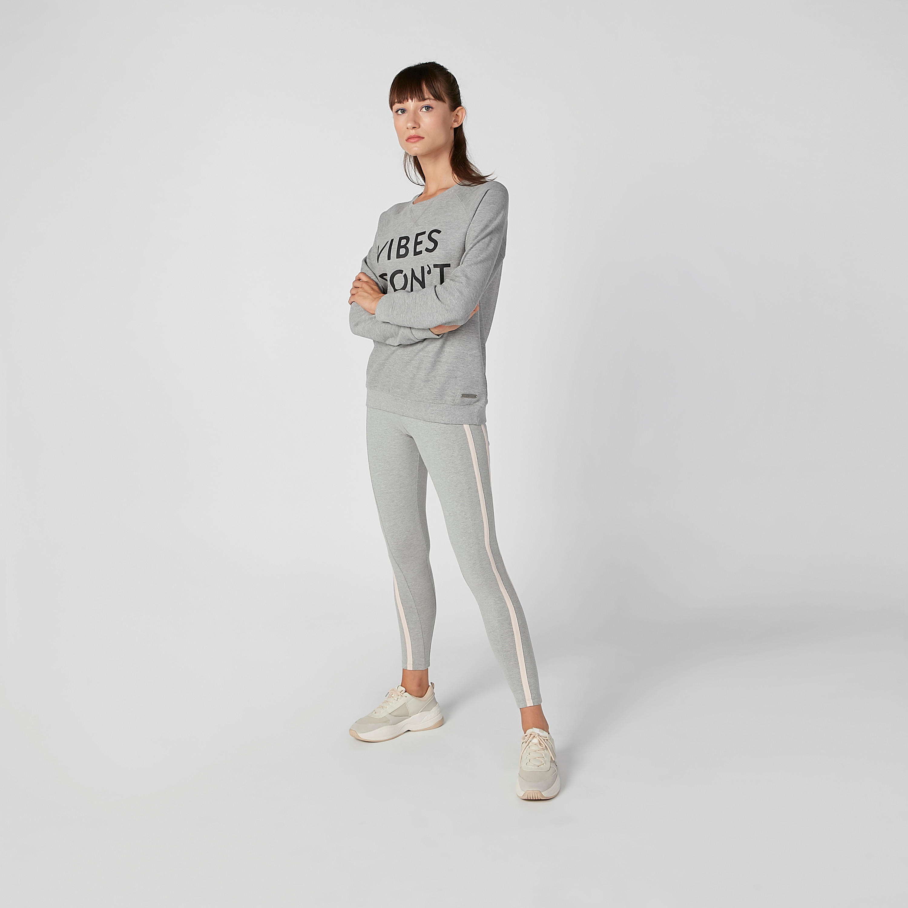 سويت شيرت مستدام بياقة مستديرة وأكمام مغايرة وطبعات -women-clothing-sportswearandactivewear-hoodiesandsweatshirts-image-1