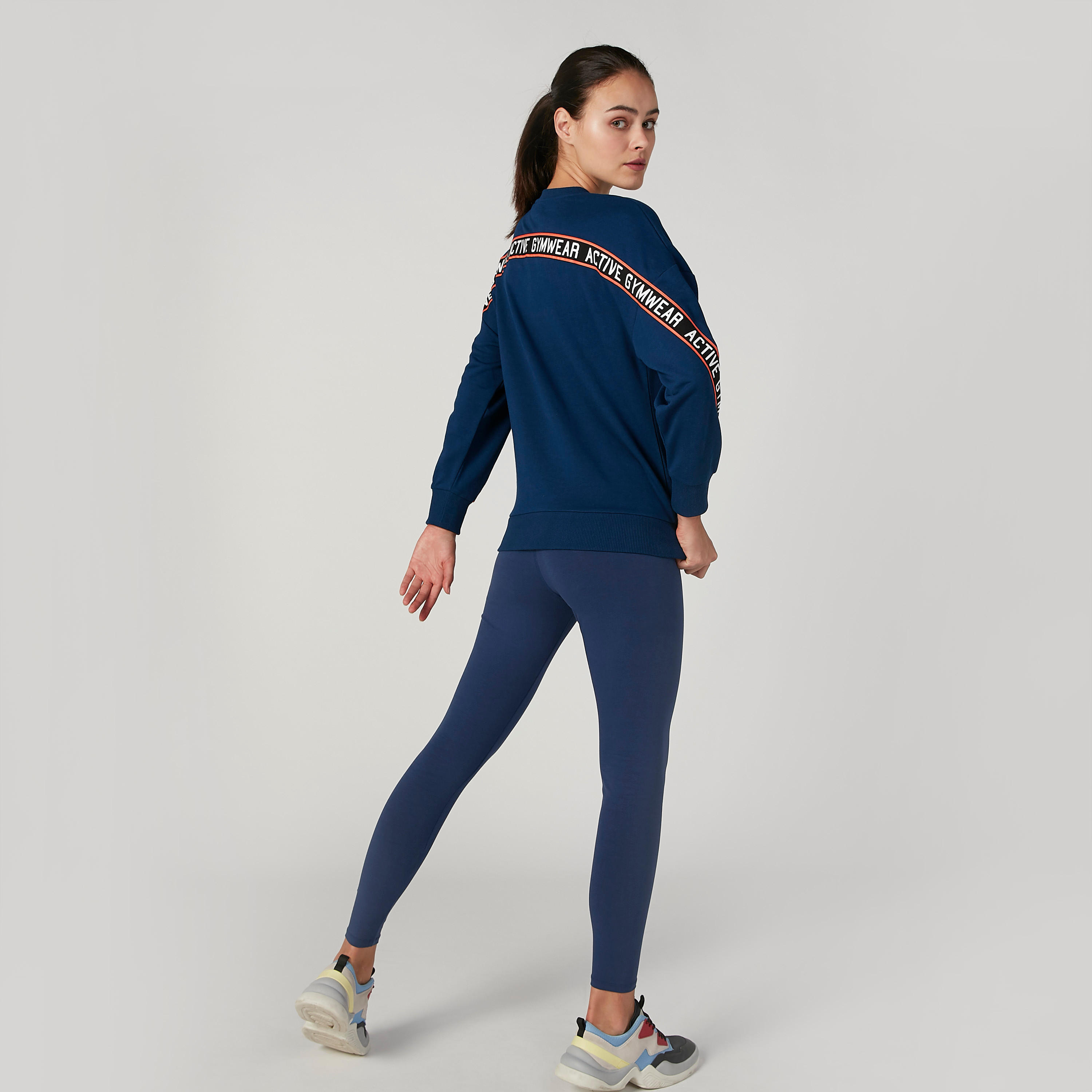 سويت شيرت بياقة مستديرة وأكمام طويلة وطبعات-women-clothing-sportswearandactivewear-hoodiesandsweatshirts-image-4