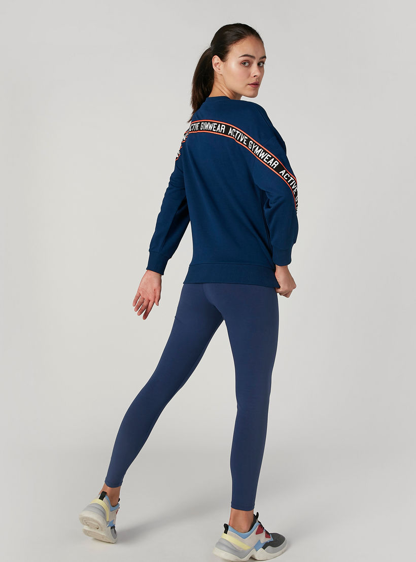 سويت شيرت بياقة مستديرة وأكمام طويلة وطبعات-women-clothing-sportswearandactivewear-hoodiesandsweatshirts-image-4