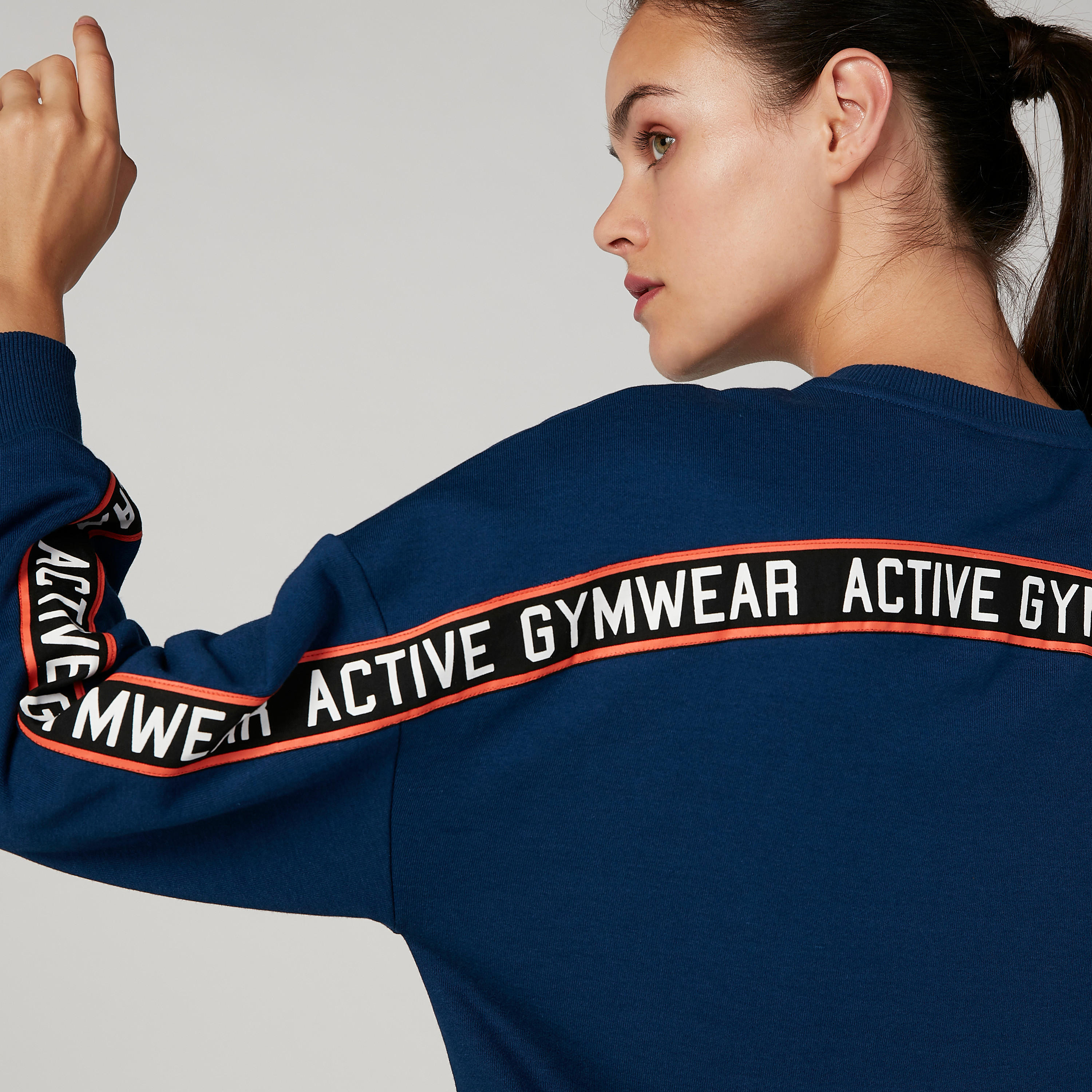سويت شيرت بياقة مستديرة وأكمام طويلة وطبعات-women-clothing-sportswearandactivewear-hoodiesandsweatshirts-image-3
