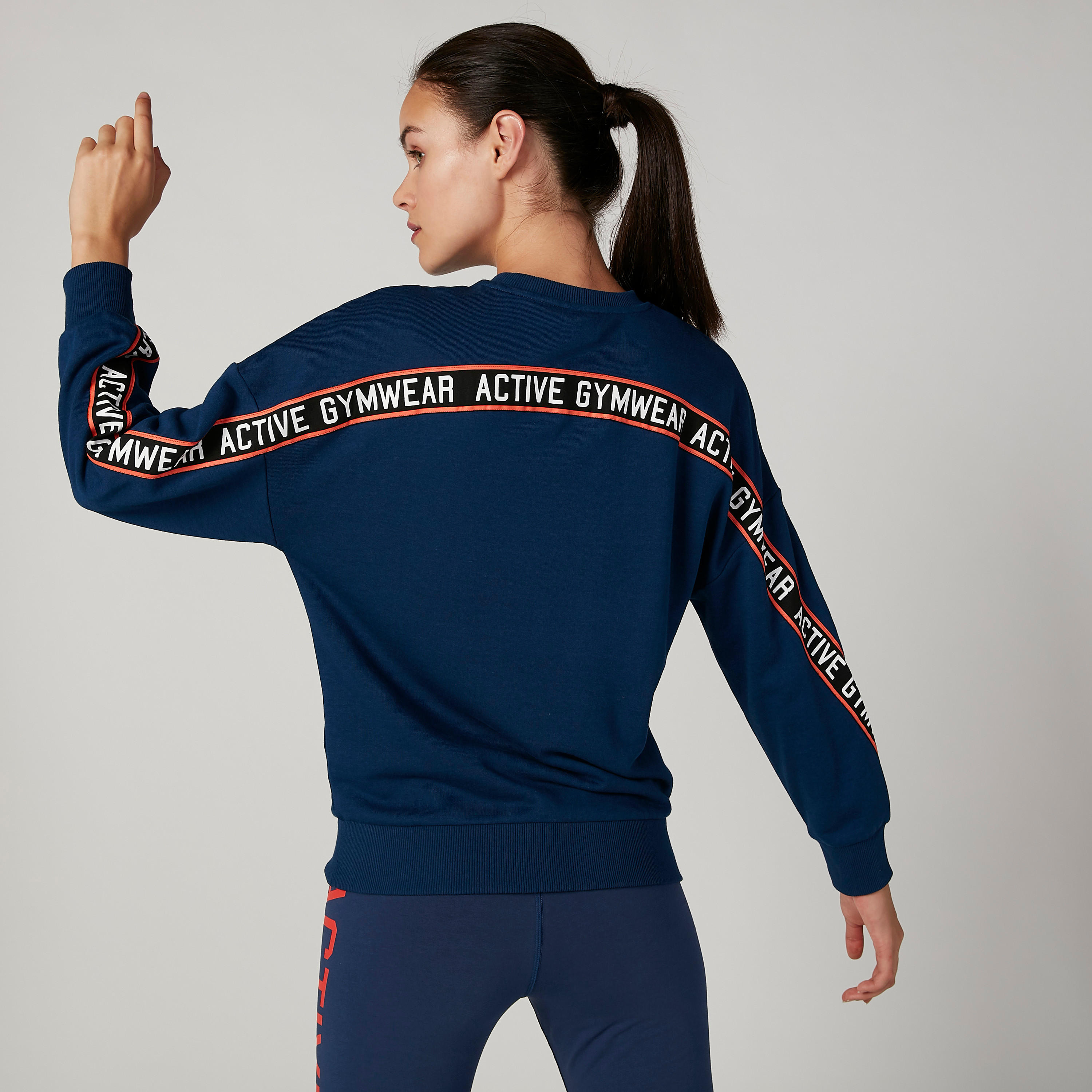 سويت شيرت بياقة مستديرة وأكمام طويلة وطبعات-women-clothing-sportswearandactivewear-hoodiesandsweatshirts-image-2