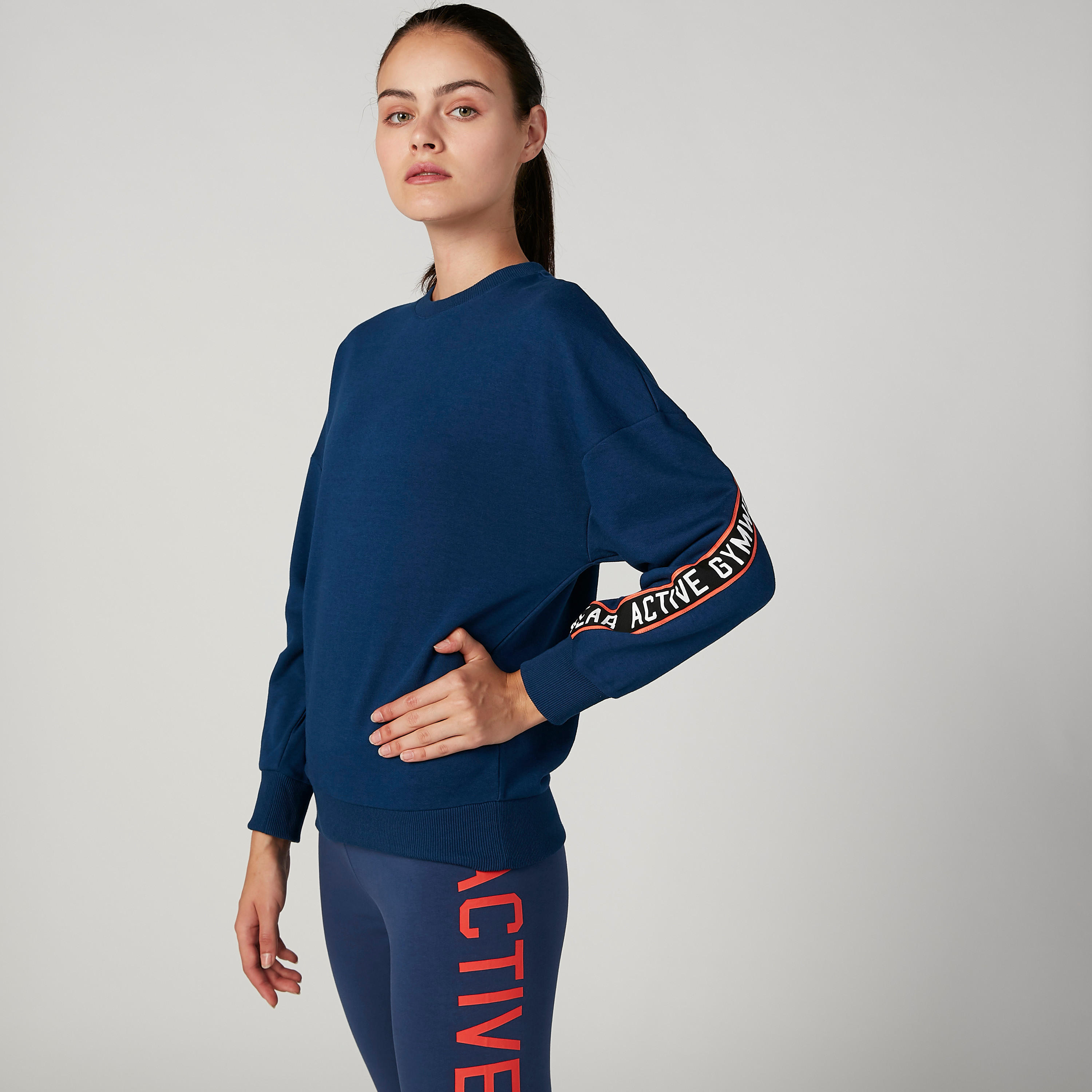 سويت شيرت بياقة مستديرة وأكمام طويلة وطبعات-women-clothing-sportswearandactivewear-hoodiesandsweatshirts-image-1