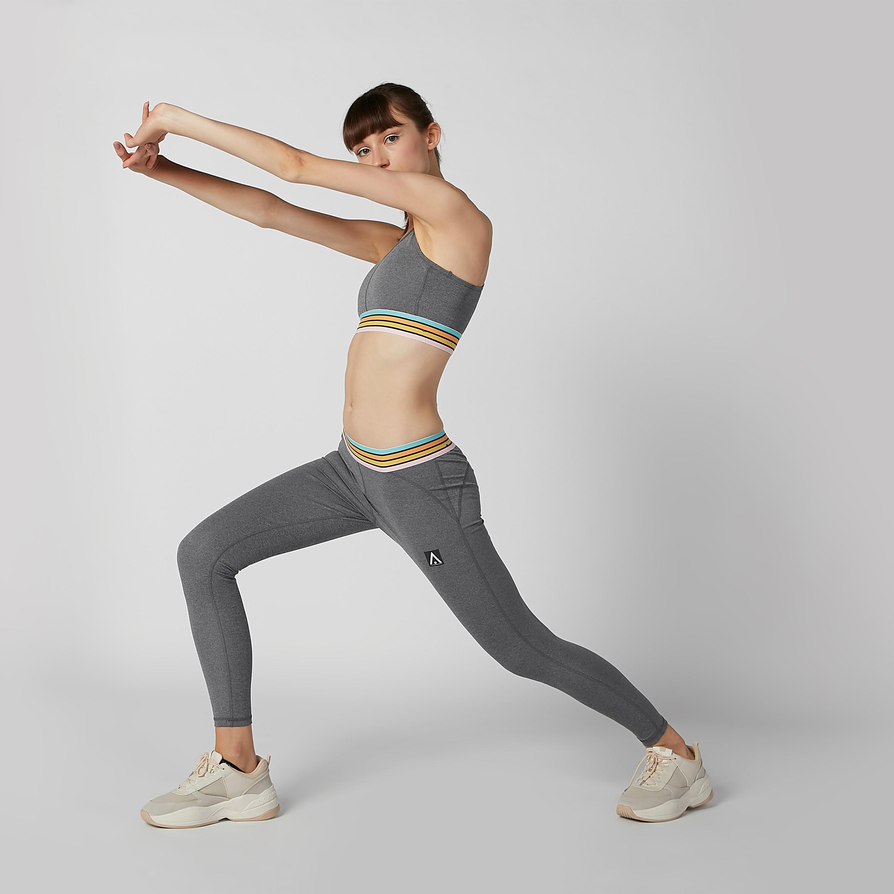 صدريّة مستدامة رياضيّة مخطّطة بظهر ريسر -sports-women-clothing-sportsbras-image-1