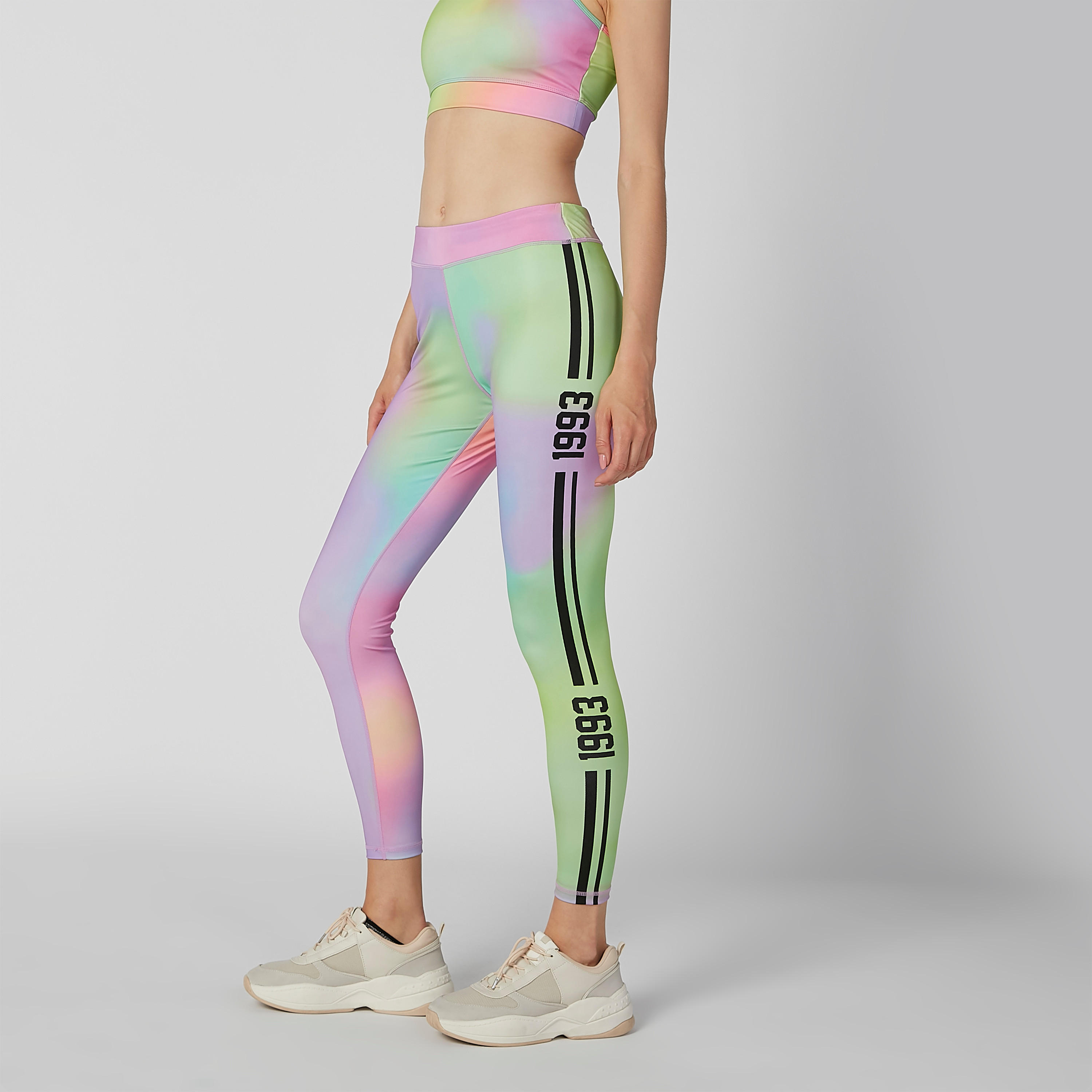 بنطلون ليقنز مستدام بخصر مطّاطي وطبعات-women-clothing-sportswearandactivewear-bottoms-image-1