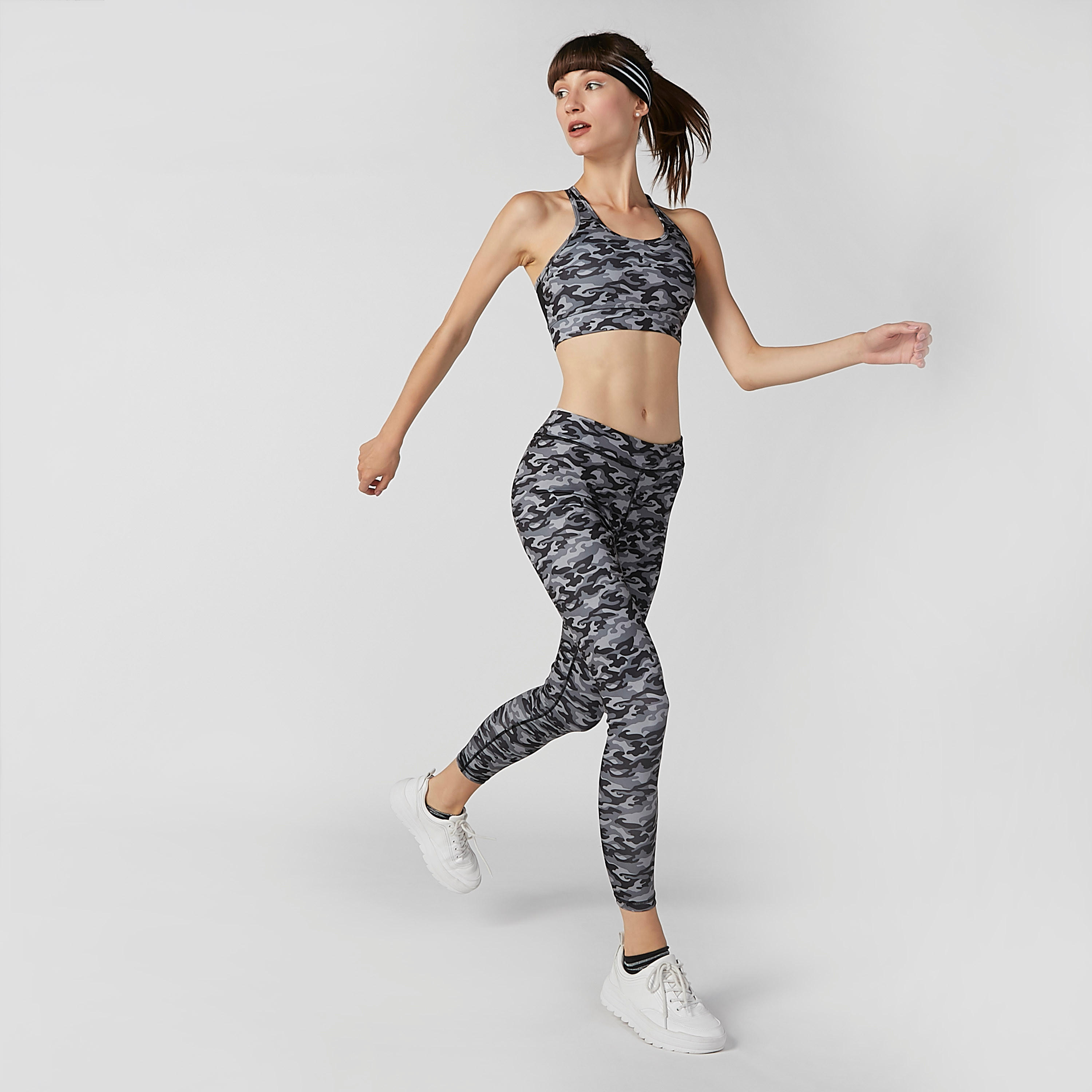 صدرية رياضية مستدامة بتصميم متقاطع من الخلف وطبعات مموهة-sports-women-clothing-sportsbras-image-3