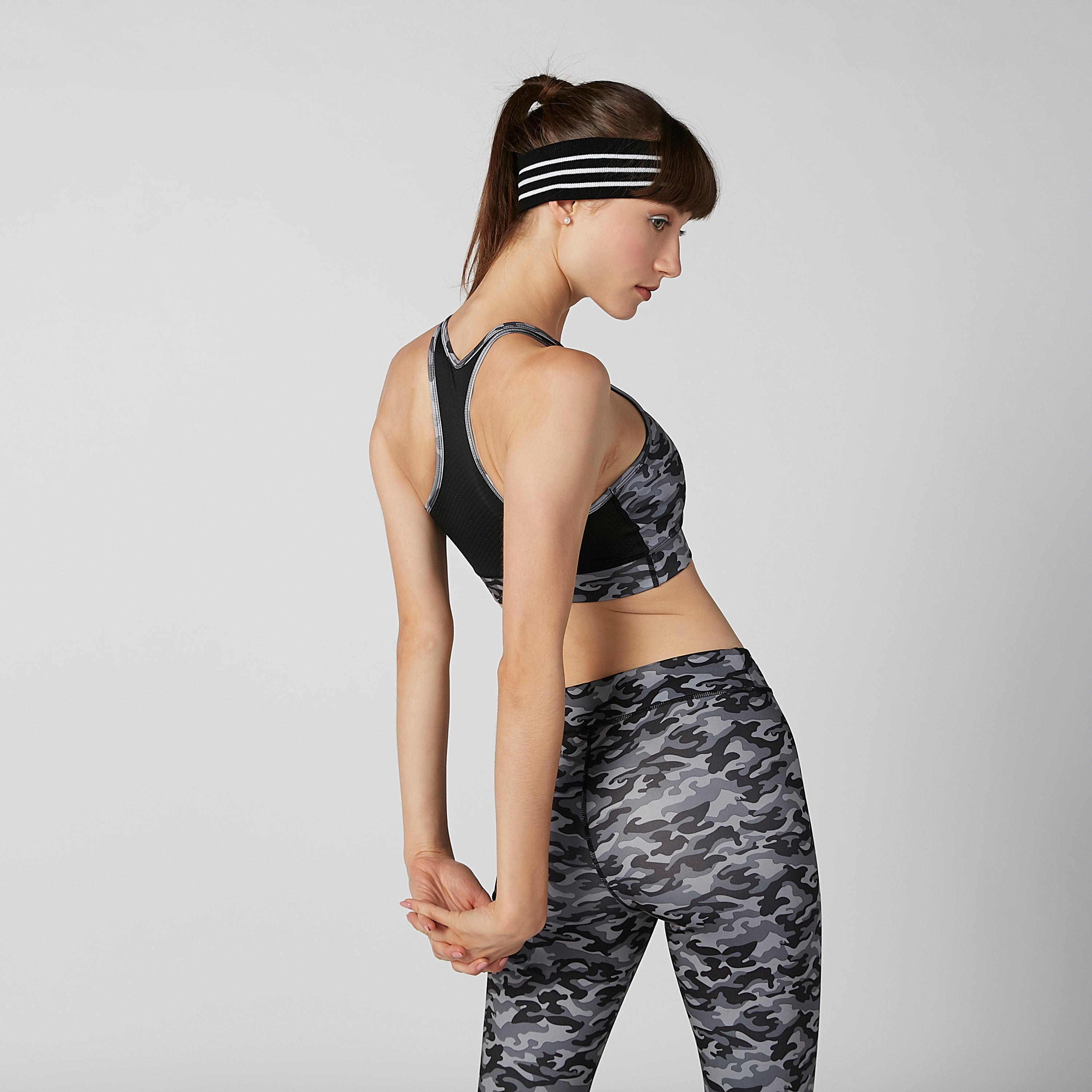 صدرية رياضية مستدامة بتصميم متقاطع من الخلف وطبعات مموهة-sports-women-clothing-sportsbras-image-4