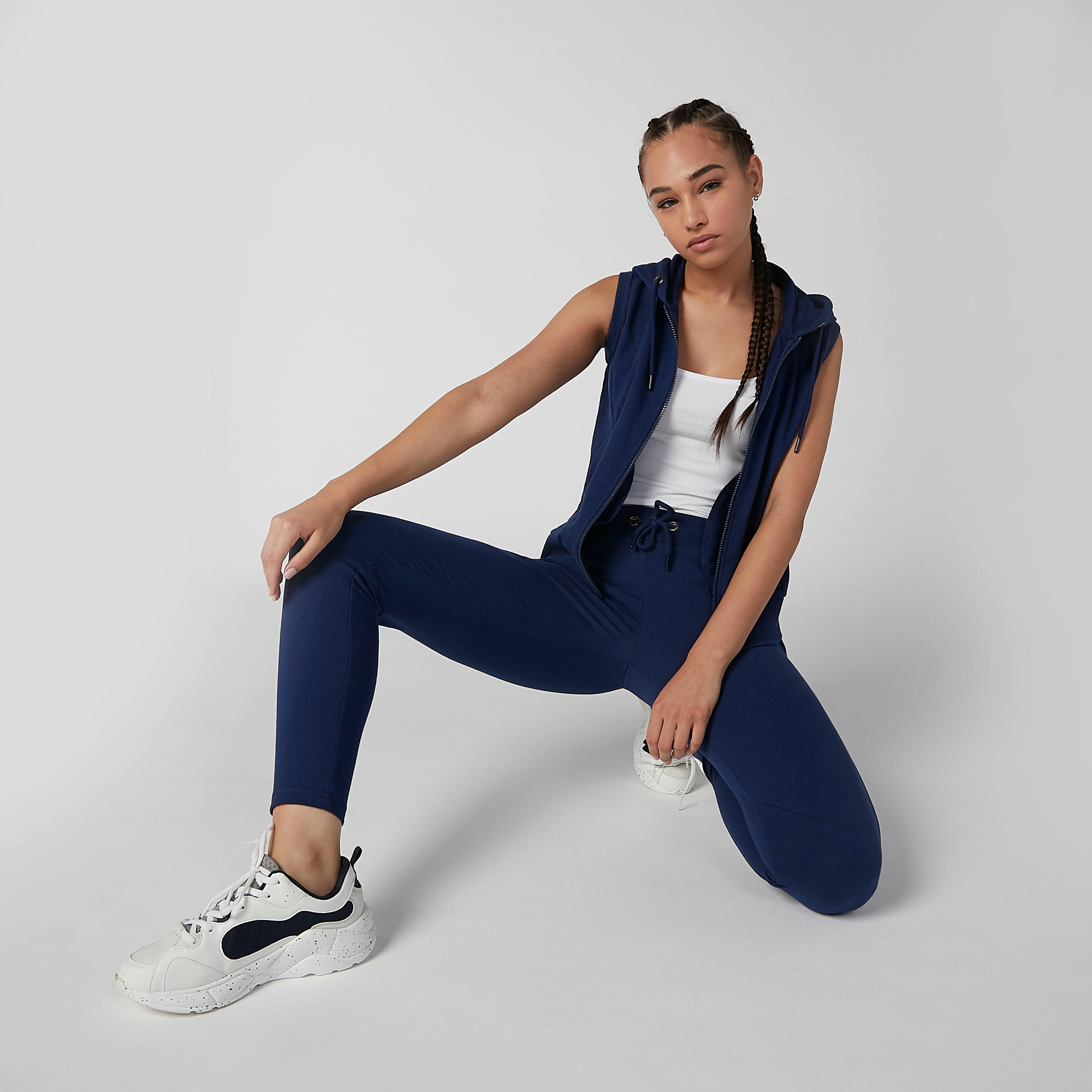 جاكيت مستدام سادة دون أكمام بقبّعة وجيوب كانجارو-women-clothing-sportswearandactivewear-hoodiesandsweatshirts-image-1