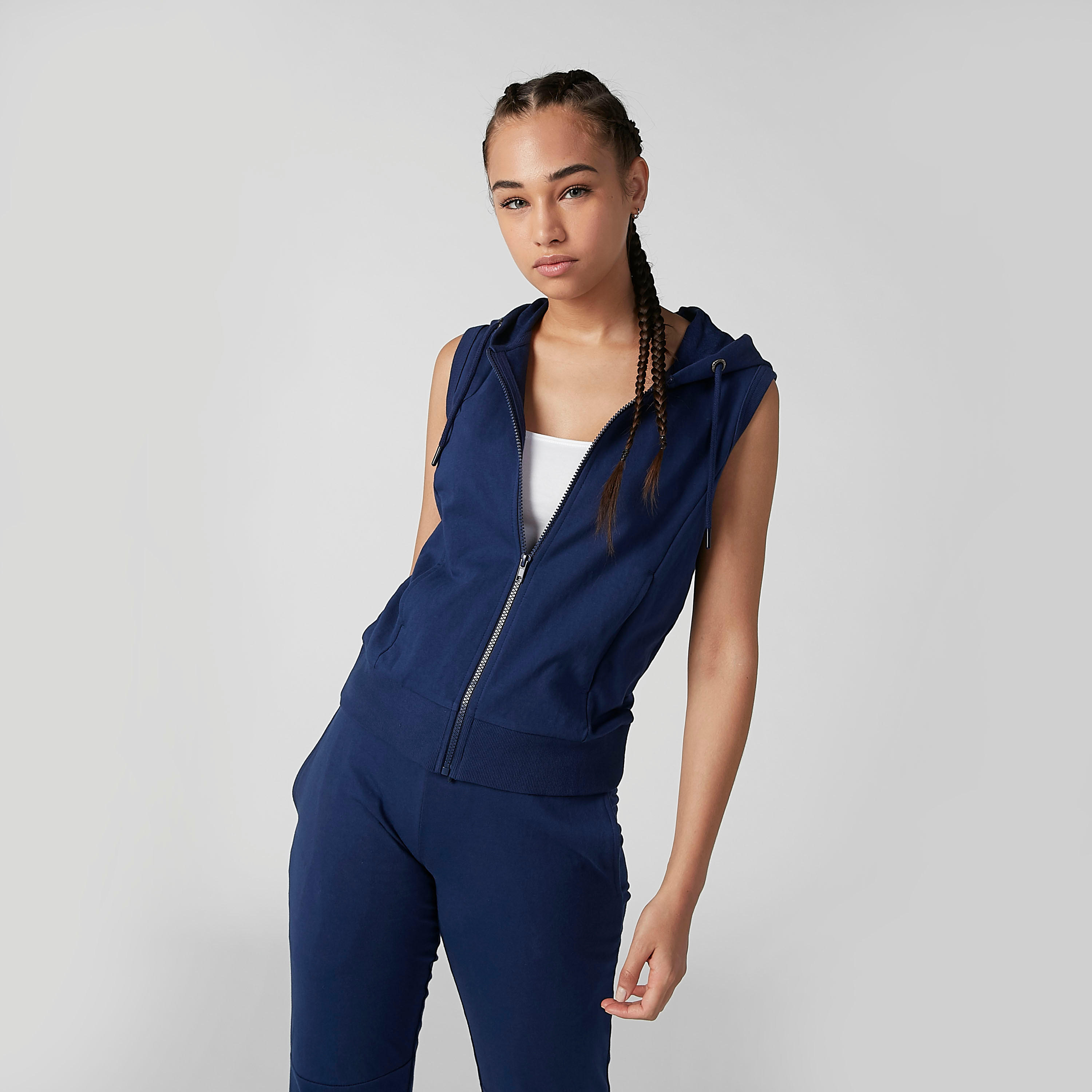جاكيت مستدام سادة دون أكمام بقبّعة وجيوب كانجارو-women-clothing-sportswearandactivewear-hoodiesandsweatshirts-image-2
