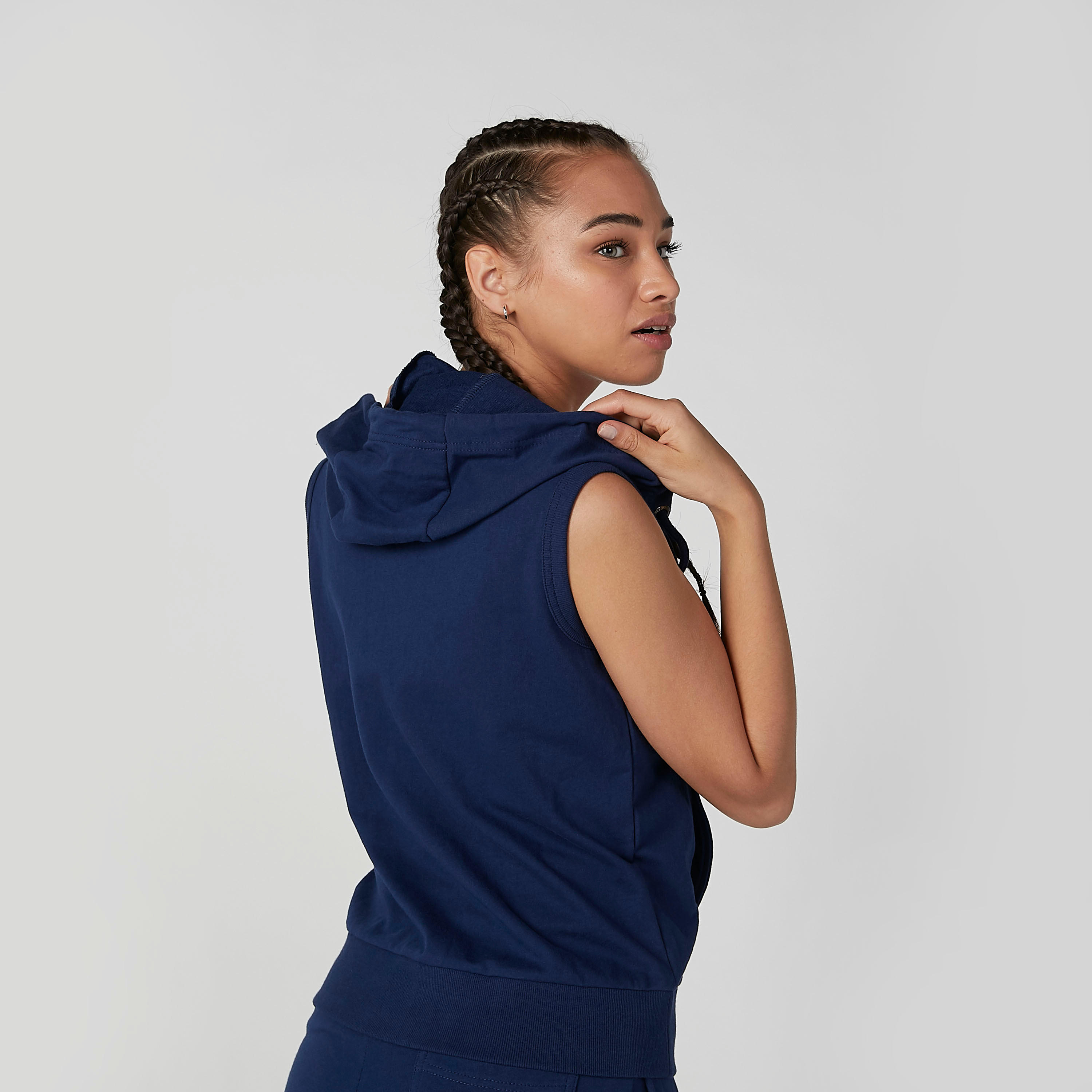 جاكيت مستدام سادة دون أكمام بقبّعة وجيوب كانجارو-women-clothing-sportswearandactivewear-hoodiesandsweatshirts-image-3