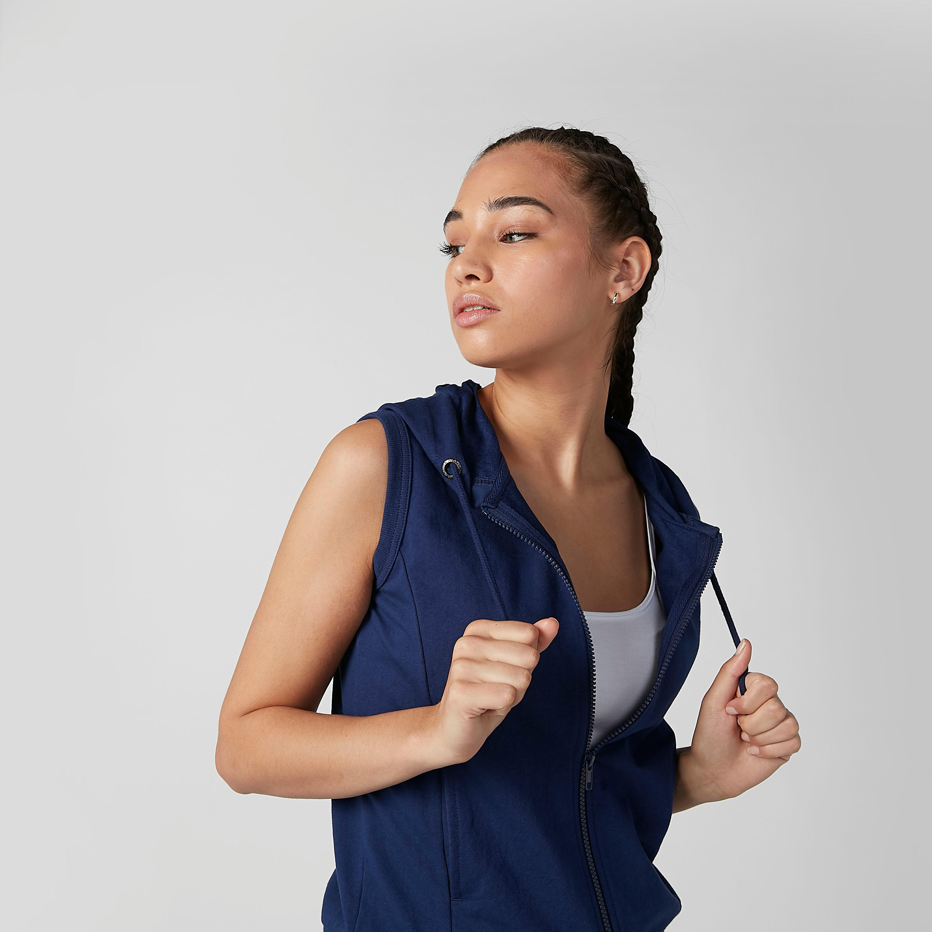 جاكيت مستدام سادة دون أكمام بقبّعة وجيوب كانجارو-women-clothing-sportswearandactivewear-hoodiesandsweatshirts-image-4
