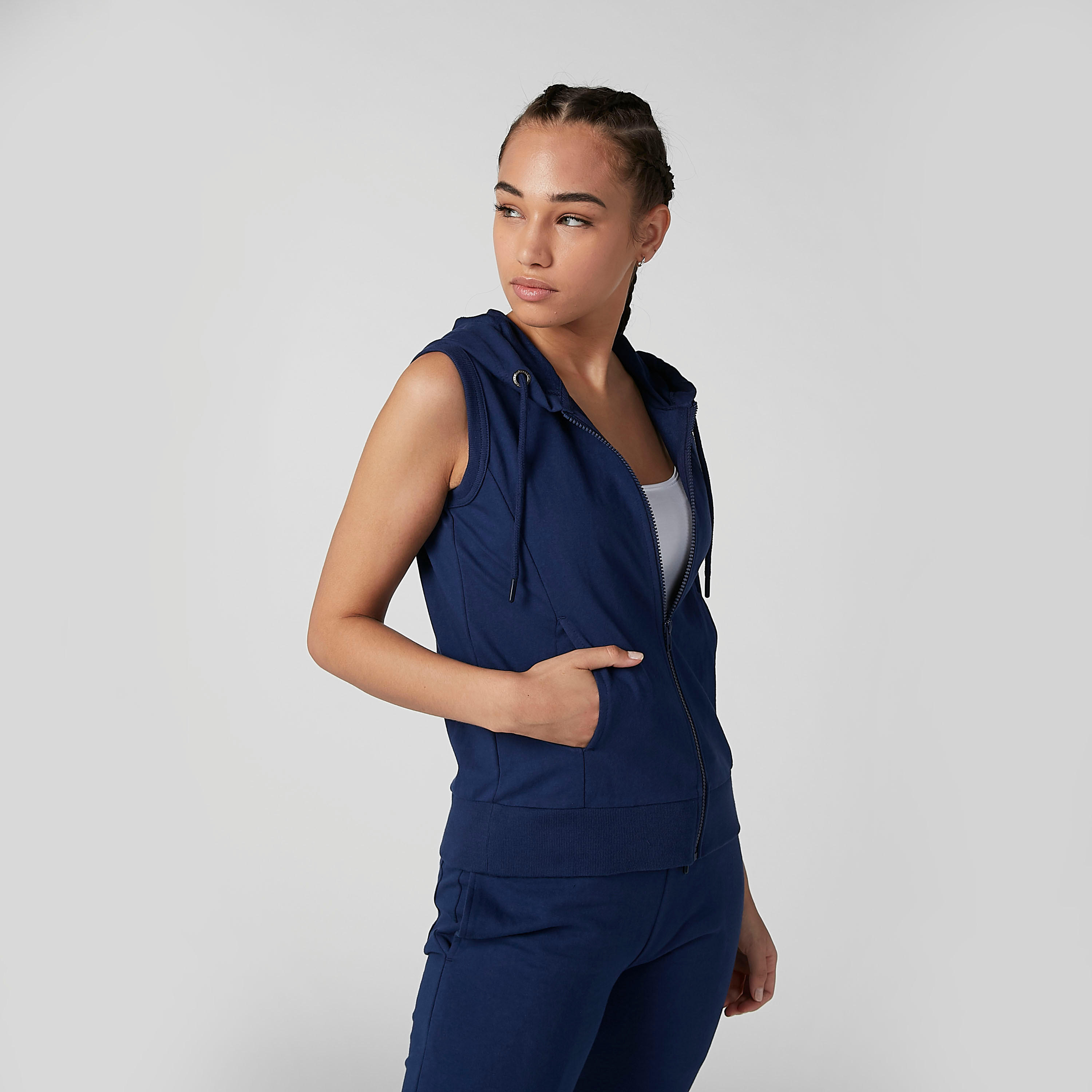 جاكيت مستدام سادة دون أكمام بقبّعة وجيوب كانجارو-women-clothing-sportswearandactivewear-hoodiesandsweatshirts-image-6