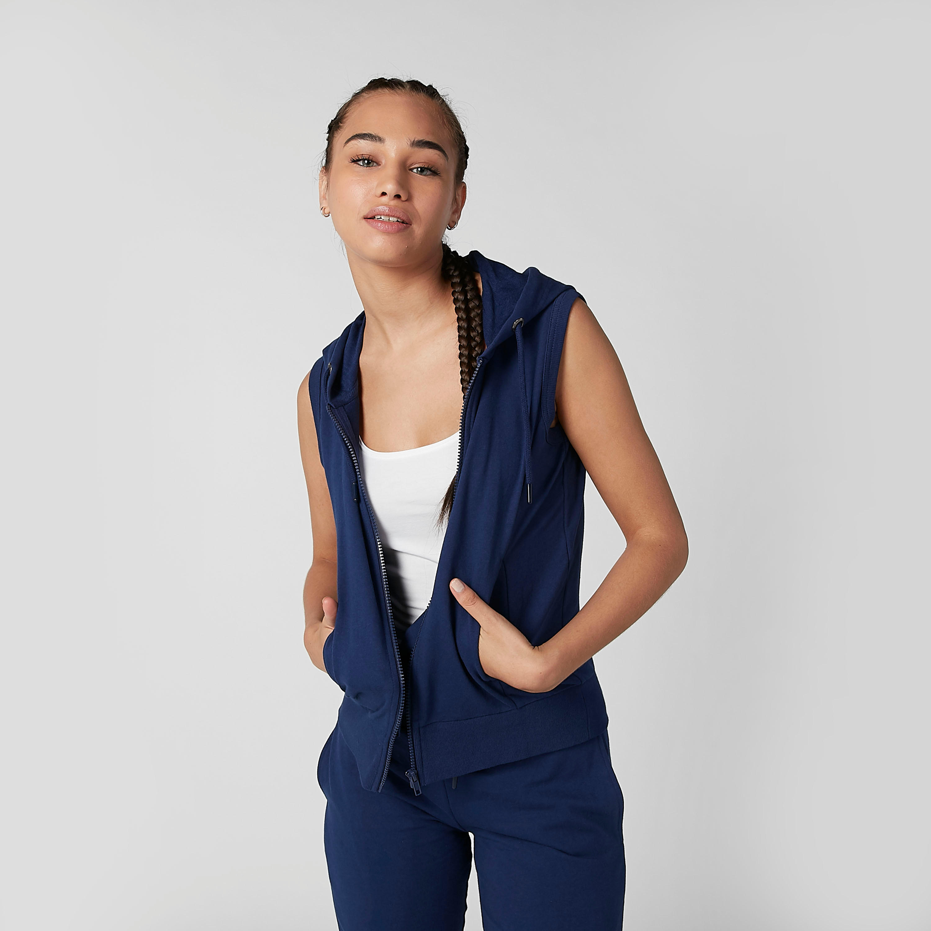 جاكيت مستدام سادة دون أكمام بقبّعة وجيوب كانجارو-women-clothing-sportswearandactivewear-hoodiesandsweatshirts-image-7
