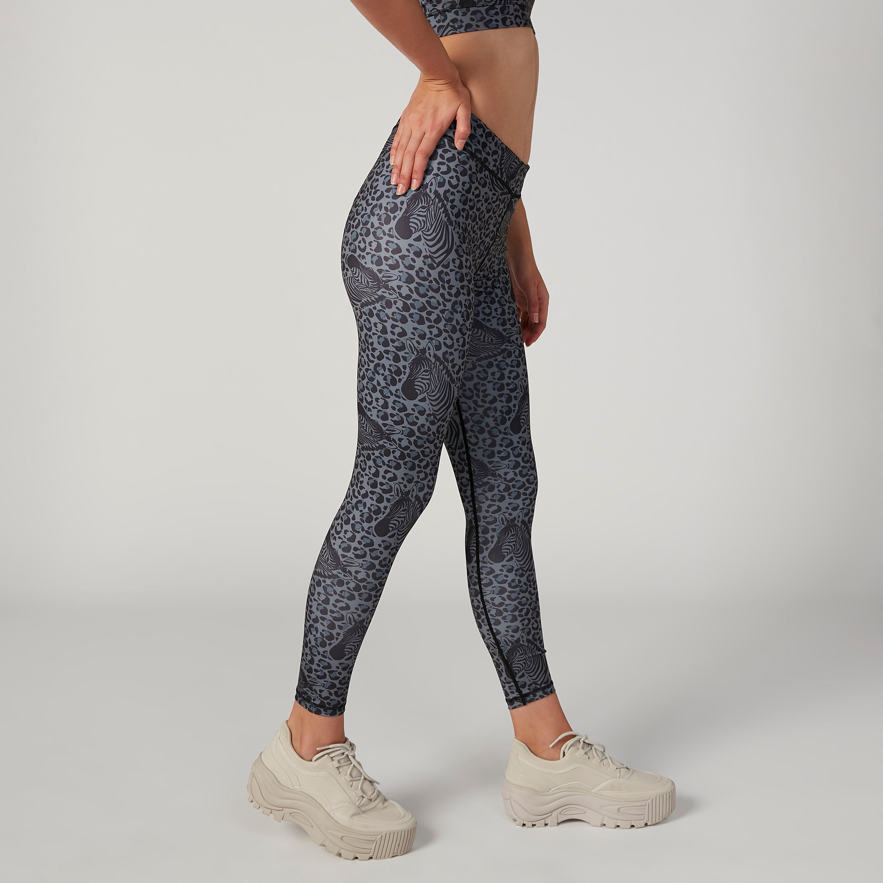 بنطال ليقنز بخصر مطّاطي وطبعات-women-clothing-sportswearandactivewear-bottoms-image-4