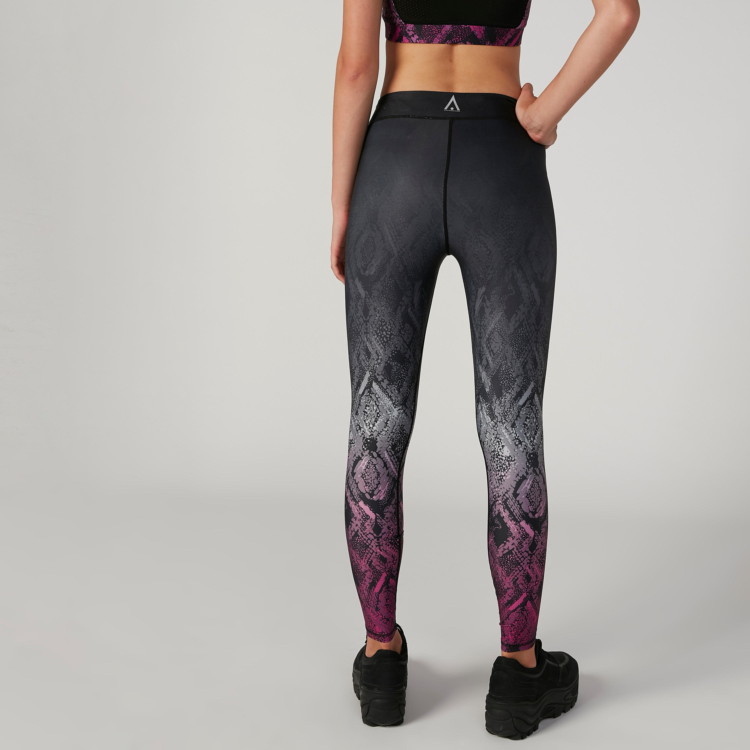 بنطلون ليقنز بخصر مطاطي وطبعات-women-clothing-sportswearandactivewear-bottoms-image-3