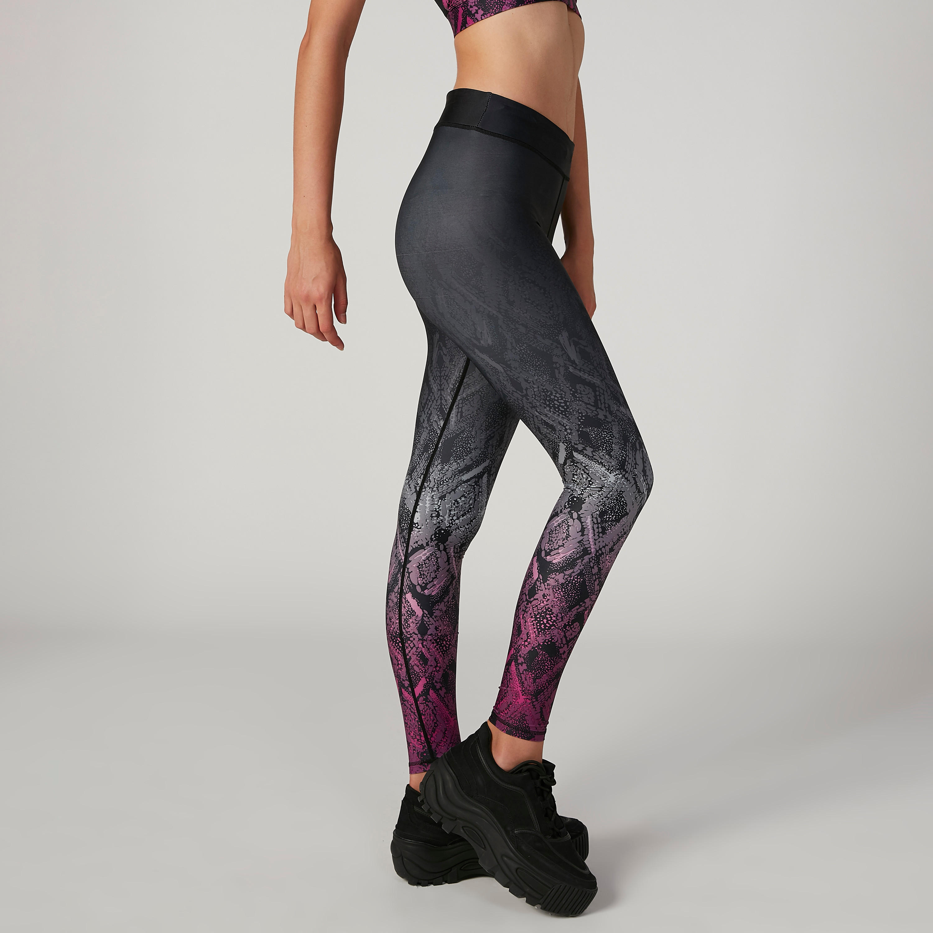 بنطلون ليقنز بخصر مطاطي وطبعات-women-clothing-sportswearandactivewear-bottoms-image-4