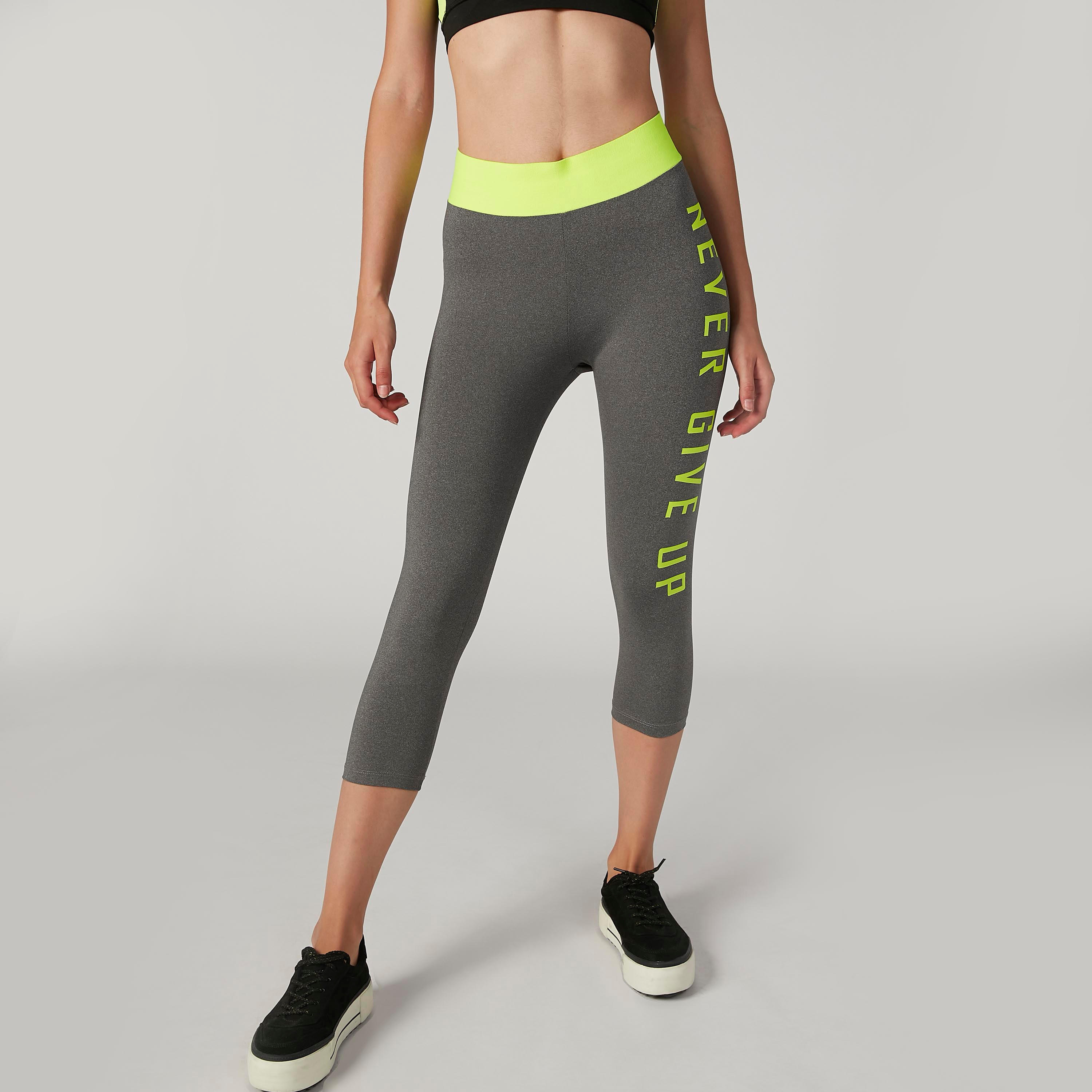 بنطلون ليقنز مستدام بطول 3/4 بخصر مطّاطي وطبعات-women-clothing-sportswearandactivewear-bottoms-image-4