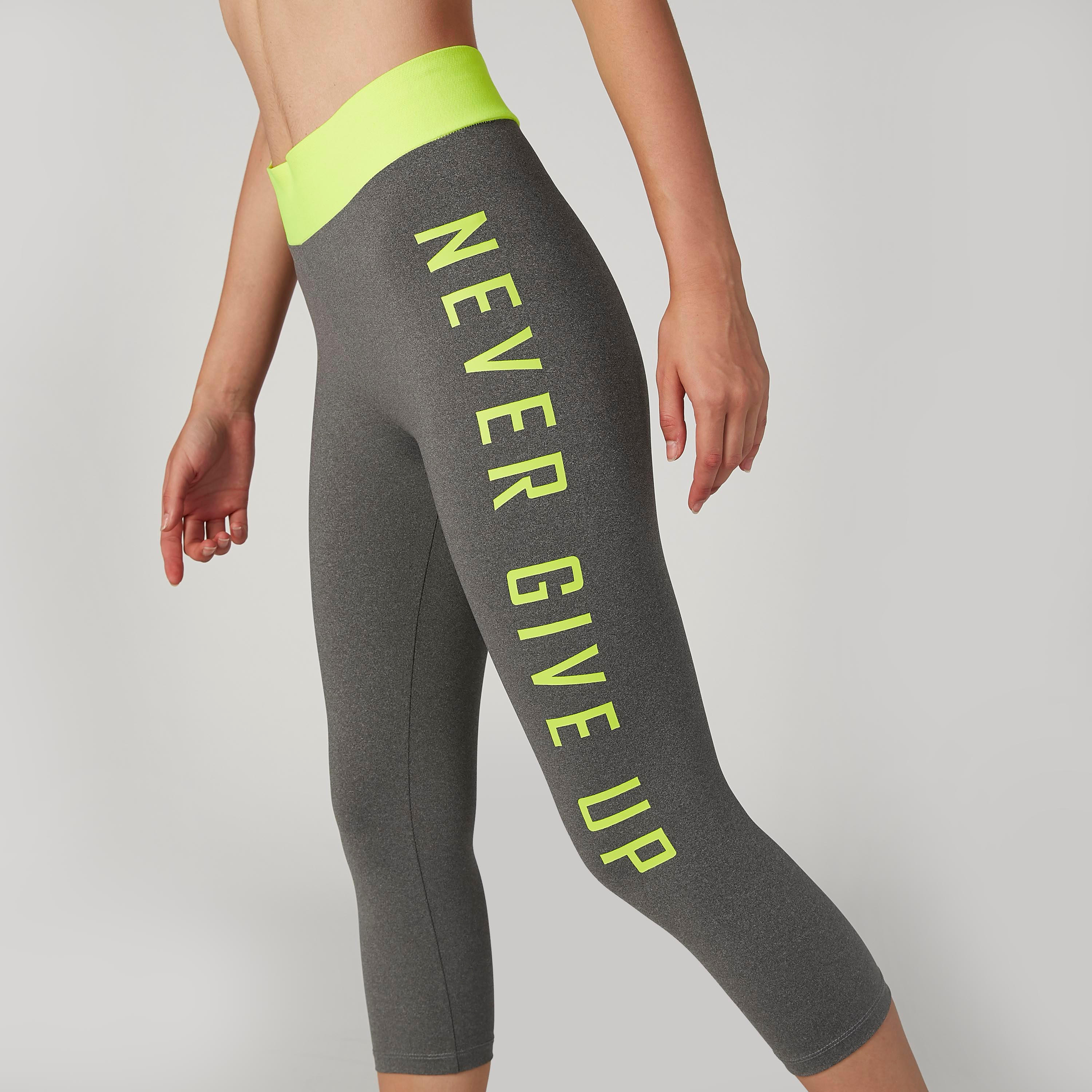 بنطلون ليقنز مستدام بطول 3/4 بخصر مطّاطي وطبعات-women-clothing-sportswearandactivewear-bottoms-image-2