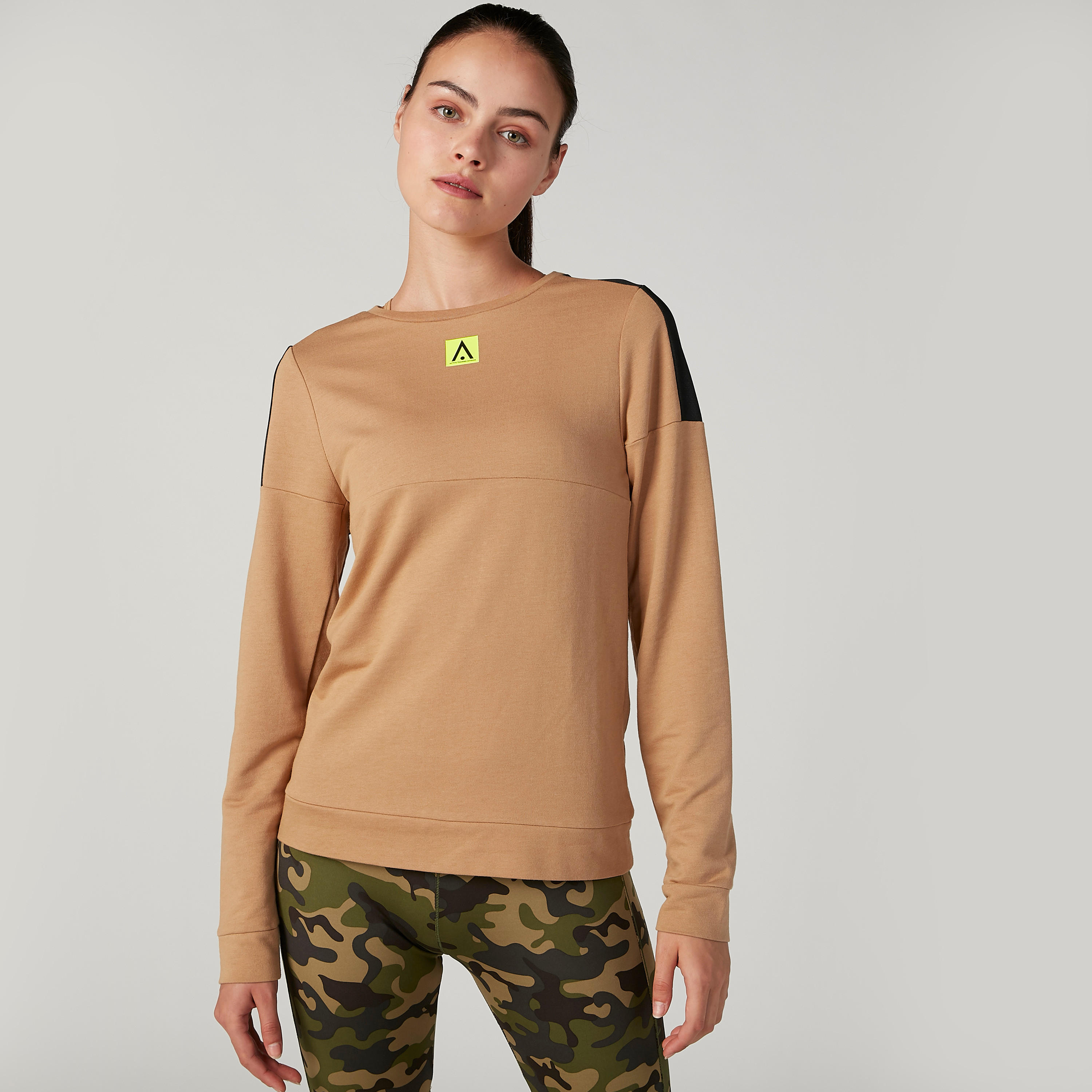 سويت شيرت مستدام سادة بياقة مستديرة وأكمام طويلة -women-clothing-sportswearandactivewear-hoodiesandsweatshirts-image-4