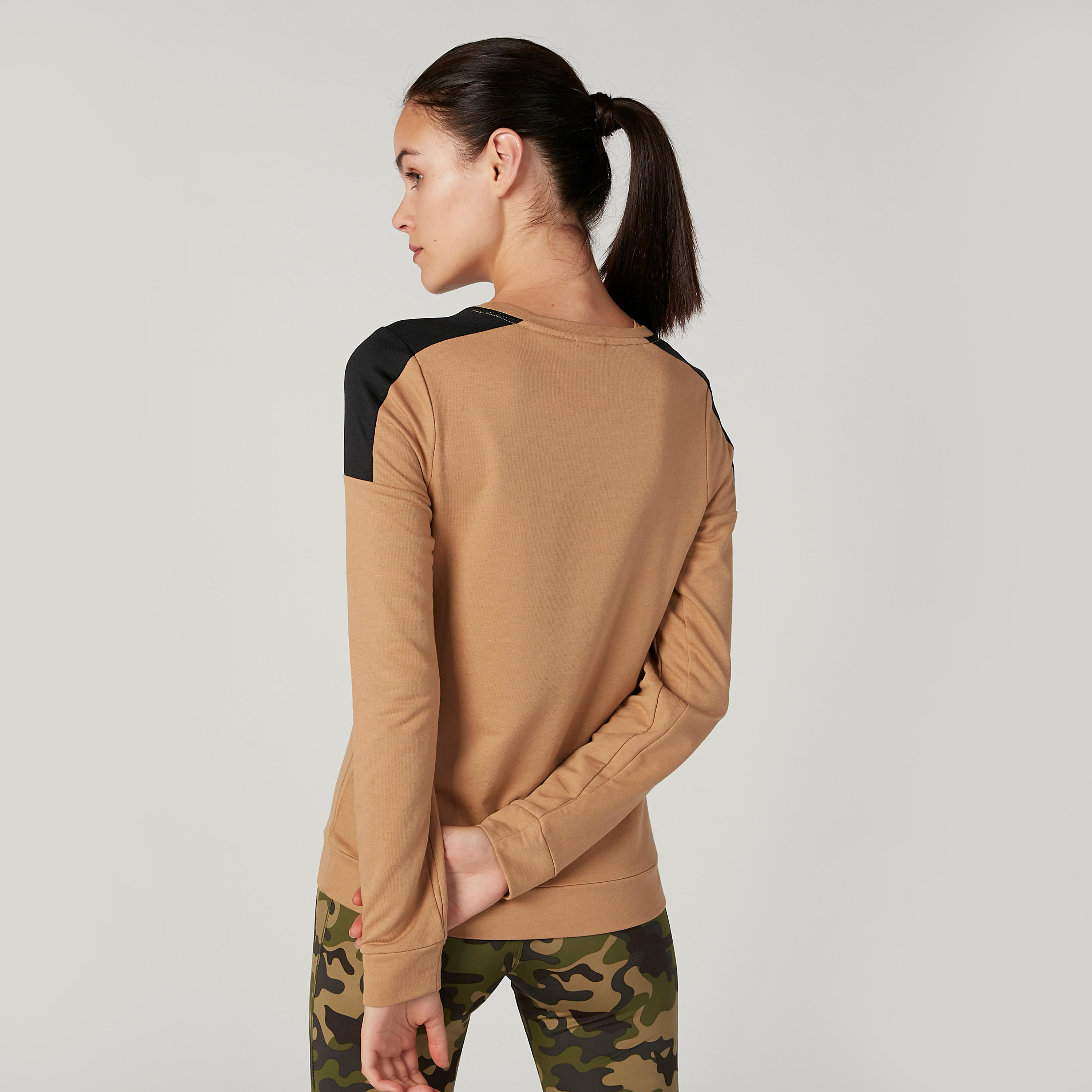 سويت شيرت مستدام سادة بياقة مستديرة وأكمام طويلة -women-clothing-sportswearandactivewear-hoodiesandsweatshirts-image-3