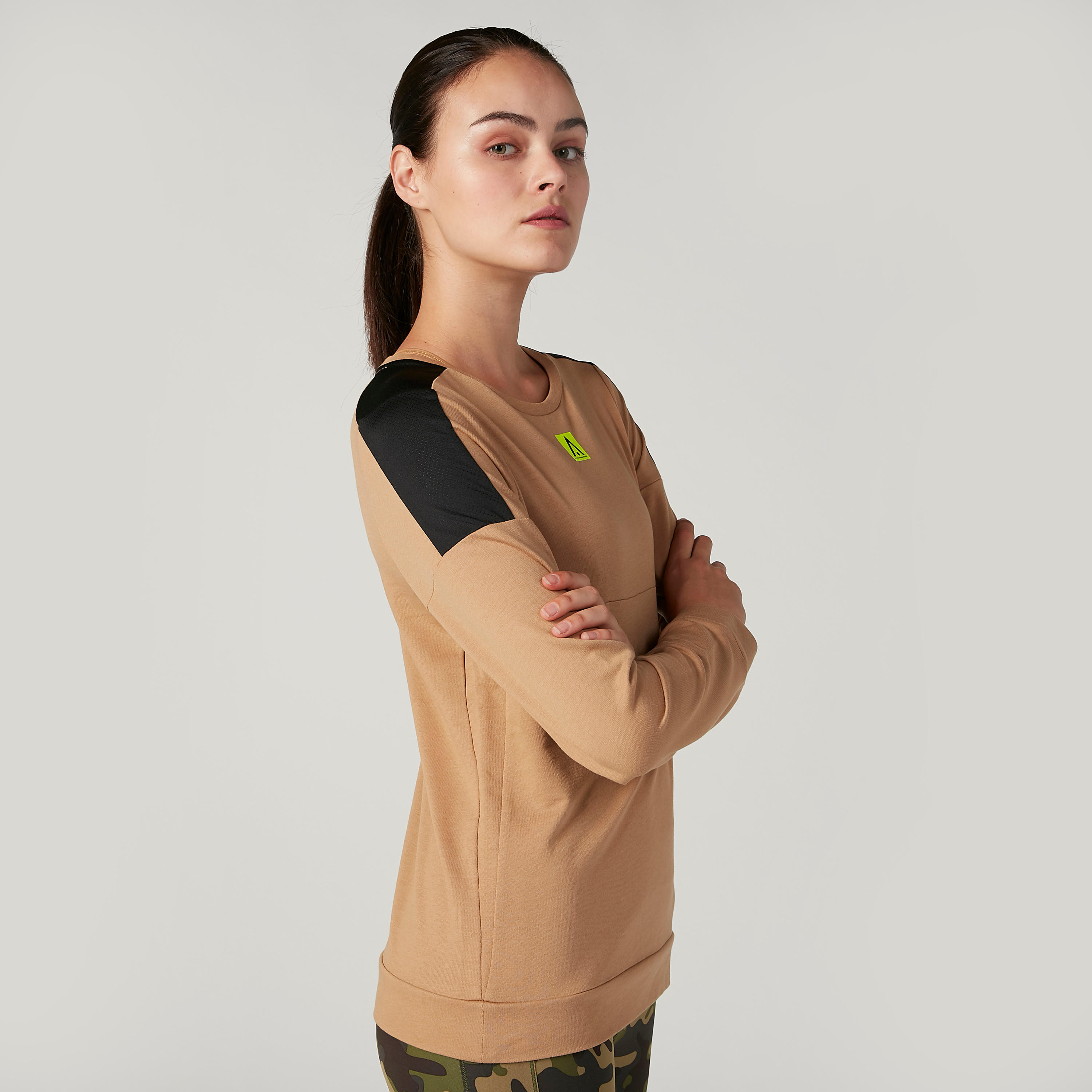 سويت شيرت مستدام سادة بياقة مستديرة وأكمام طويلة -women-clothing-sportswearandactivewear-hoodiesandsweatshirts-image-2