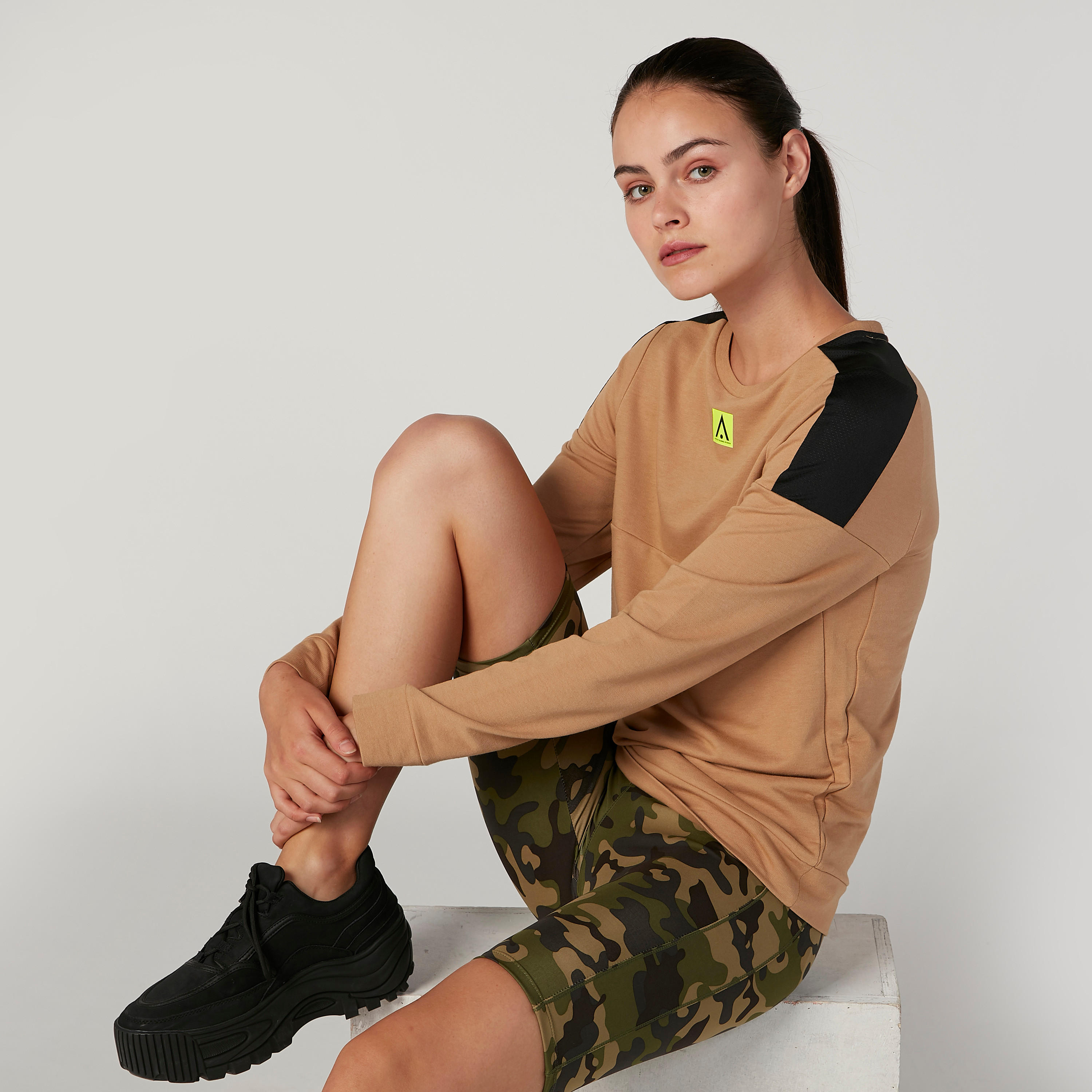 سويت شيرت مستدام سادة بياقة مستديرة وأكمام طويلة -women-clothing-sportswearandactivewear-hoodiesandsweatshirts-image-1