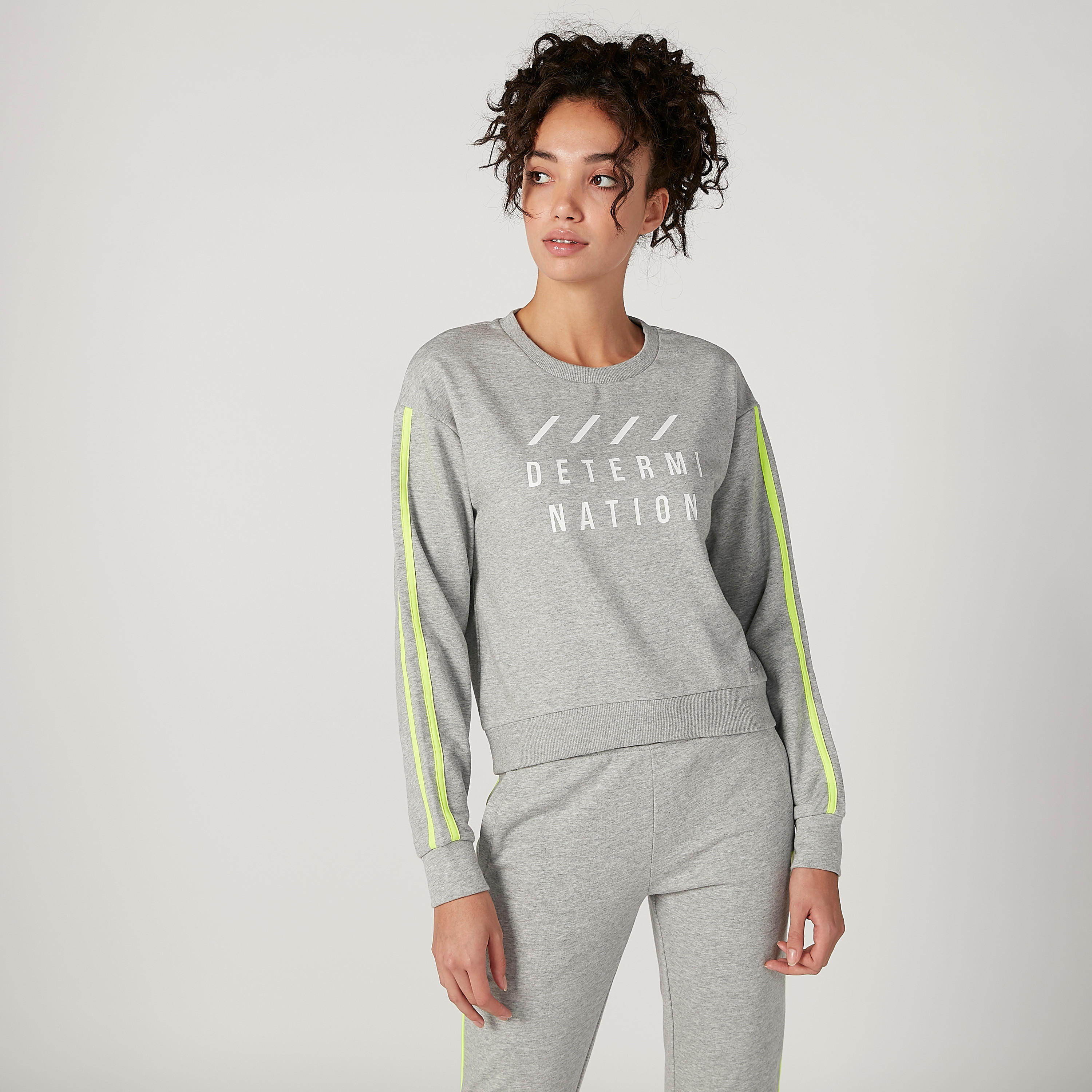 سويت شيرت مستدام بياقة مستديرة وأكمام طويلة وطبعات-women-clothing-sportswearandactivewear-hoodiesandsweatshirts-image-5