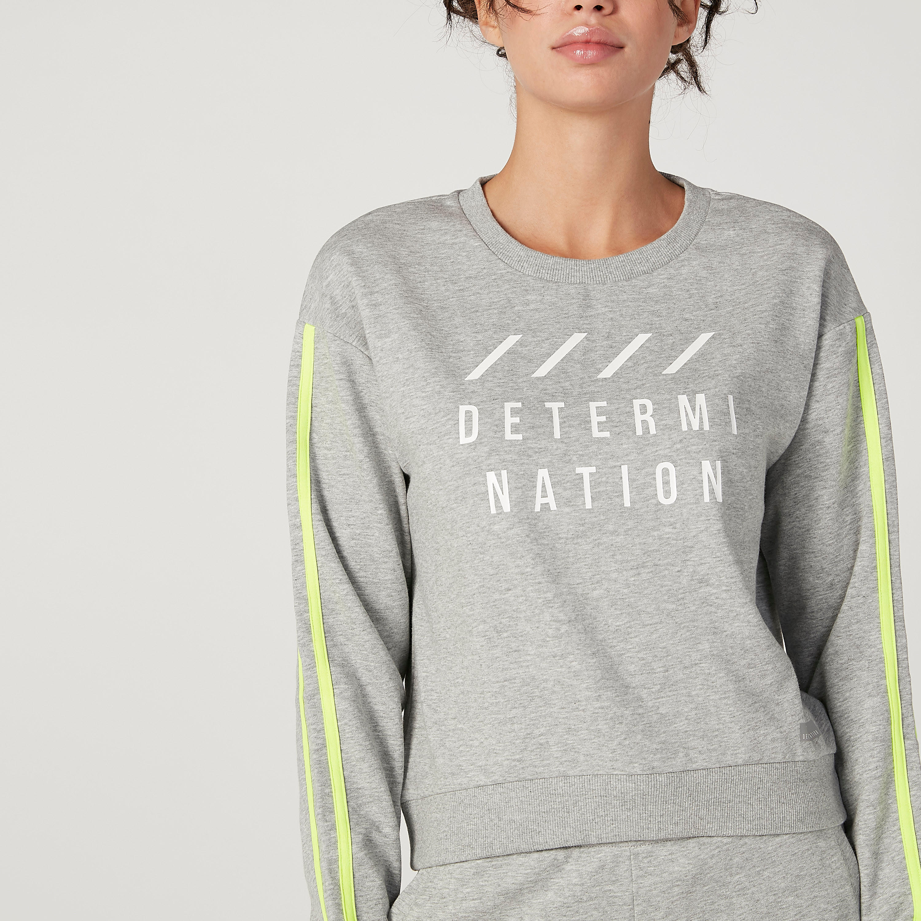 سويت شيرت مستدام بياقة مستديرة وأكمام طويلة وطبعات-women-clothing-sportswearandactivewear-hoodiesandsweatshirts-image-4