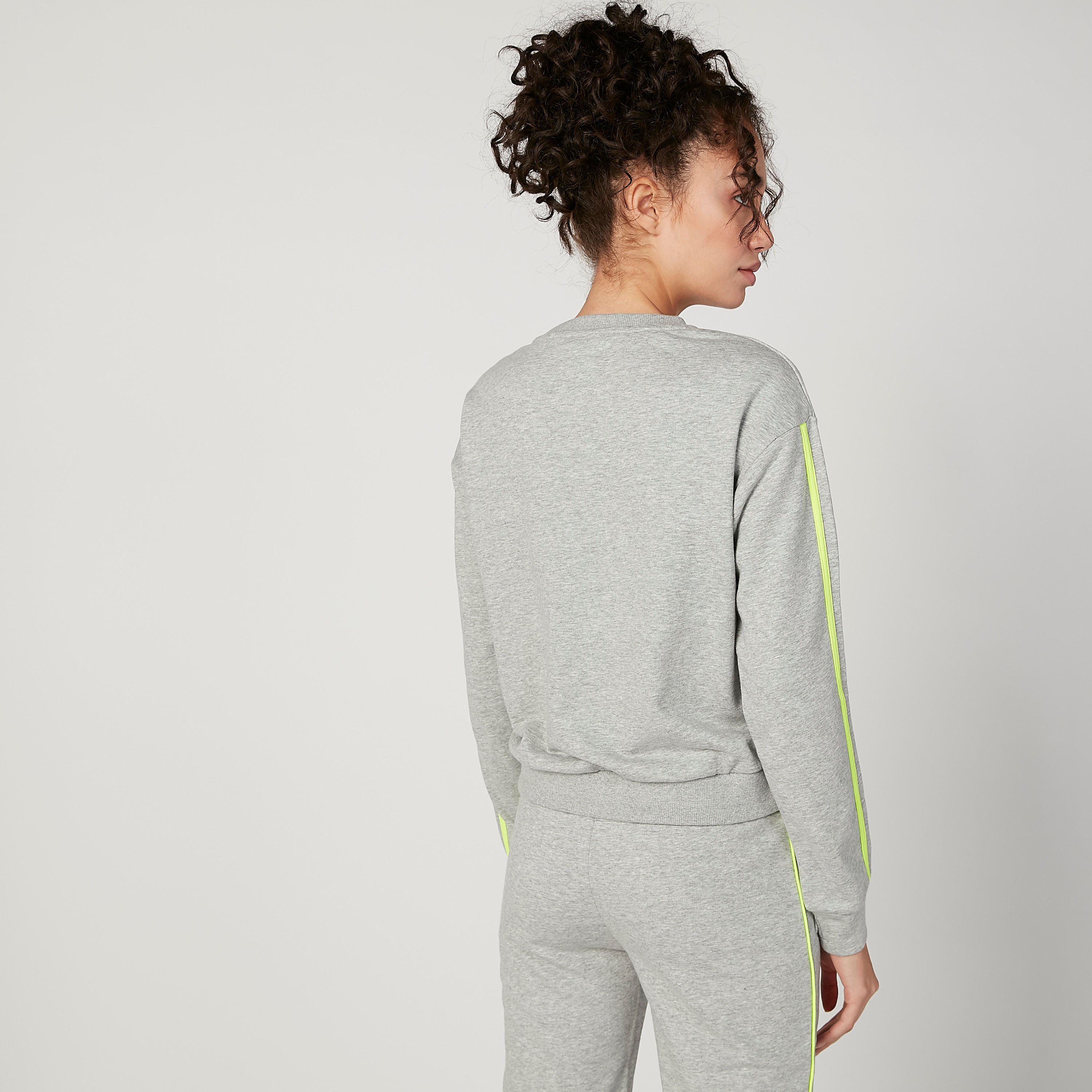 سويت شيرت مستدام بياقة مستديرة وأكمام طويلة وطبعات-women-clothing-sportswearandactivewear-hoodiesandsweatshirts-image-3
