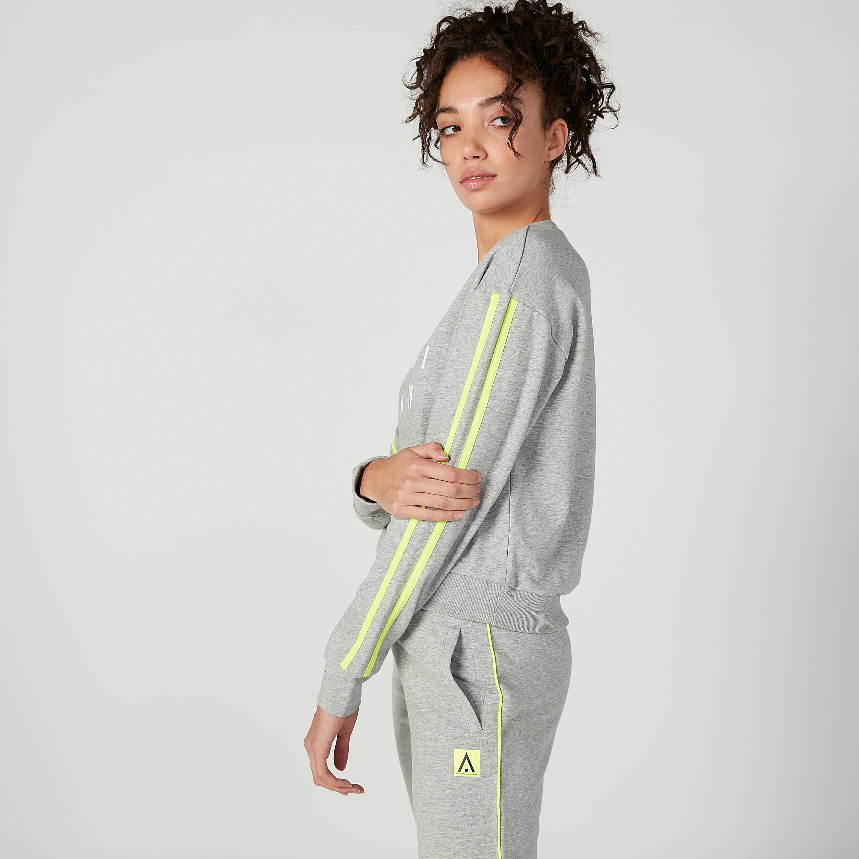 سويت شيرت مستدام بياقة مستديرة وأكمام طويلة وطبعات-women-clothing-sportswearandactivewear-hoodiesandsweatshirts-image-2